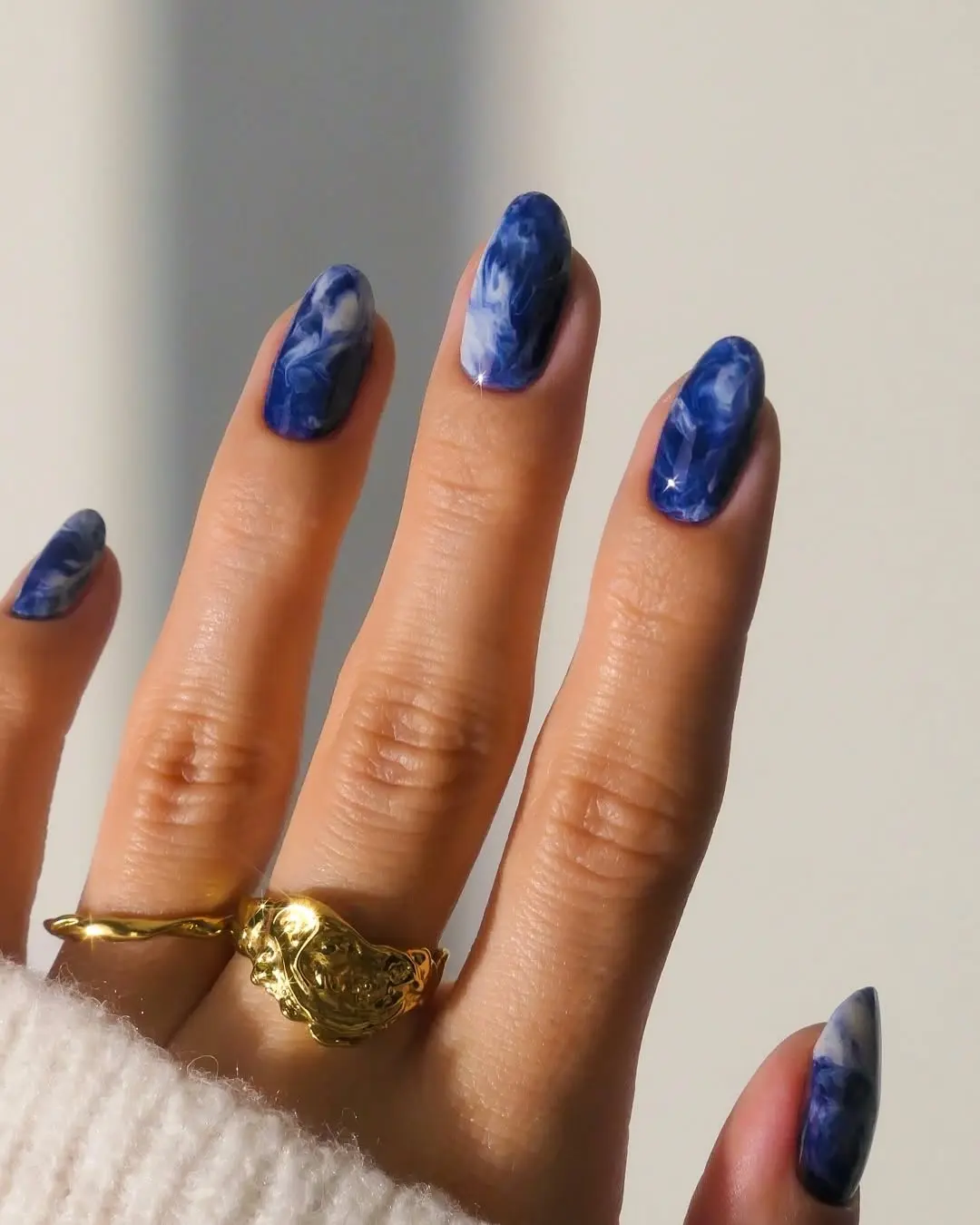 Stunning marble blue nail design for elegance