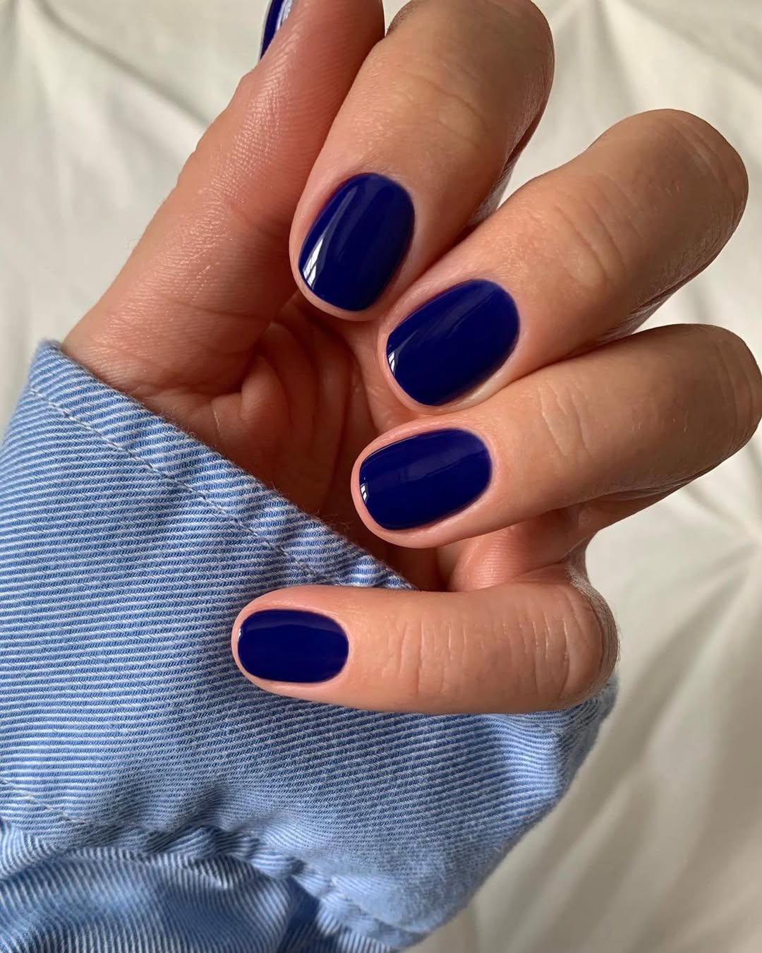 Vibrant blue nails elevate casual fashion effortlessly