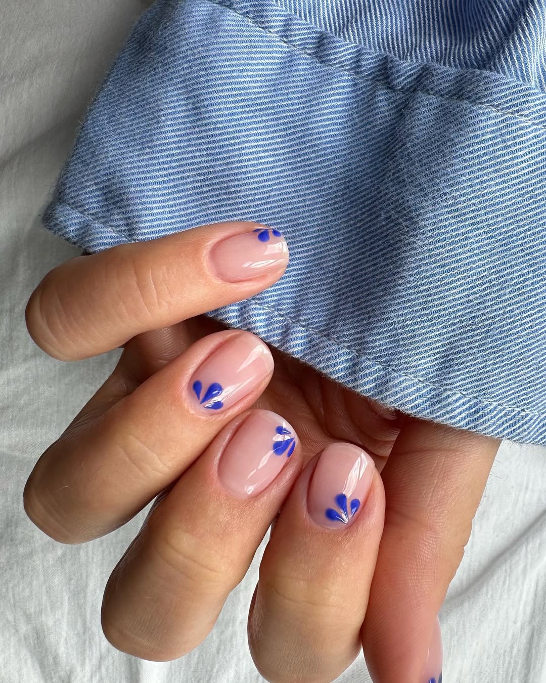 Chic blue floral nails for a fresh look