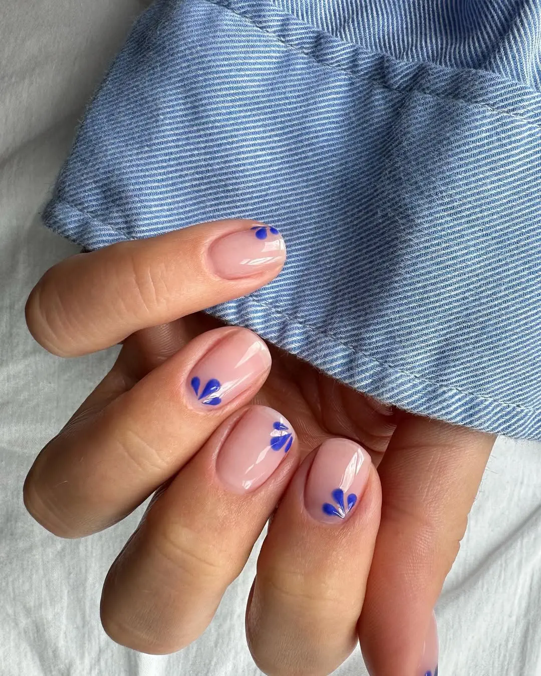 Chic blue floral nails for a fresh look