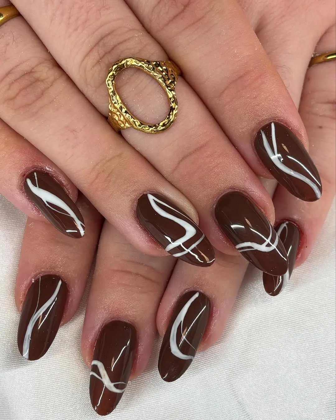 Chic brown nails with elegant white accents