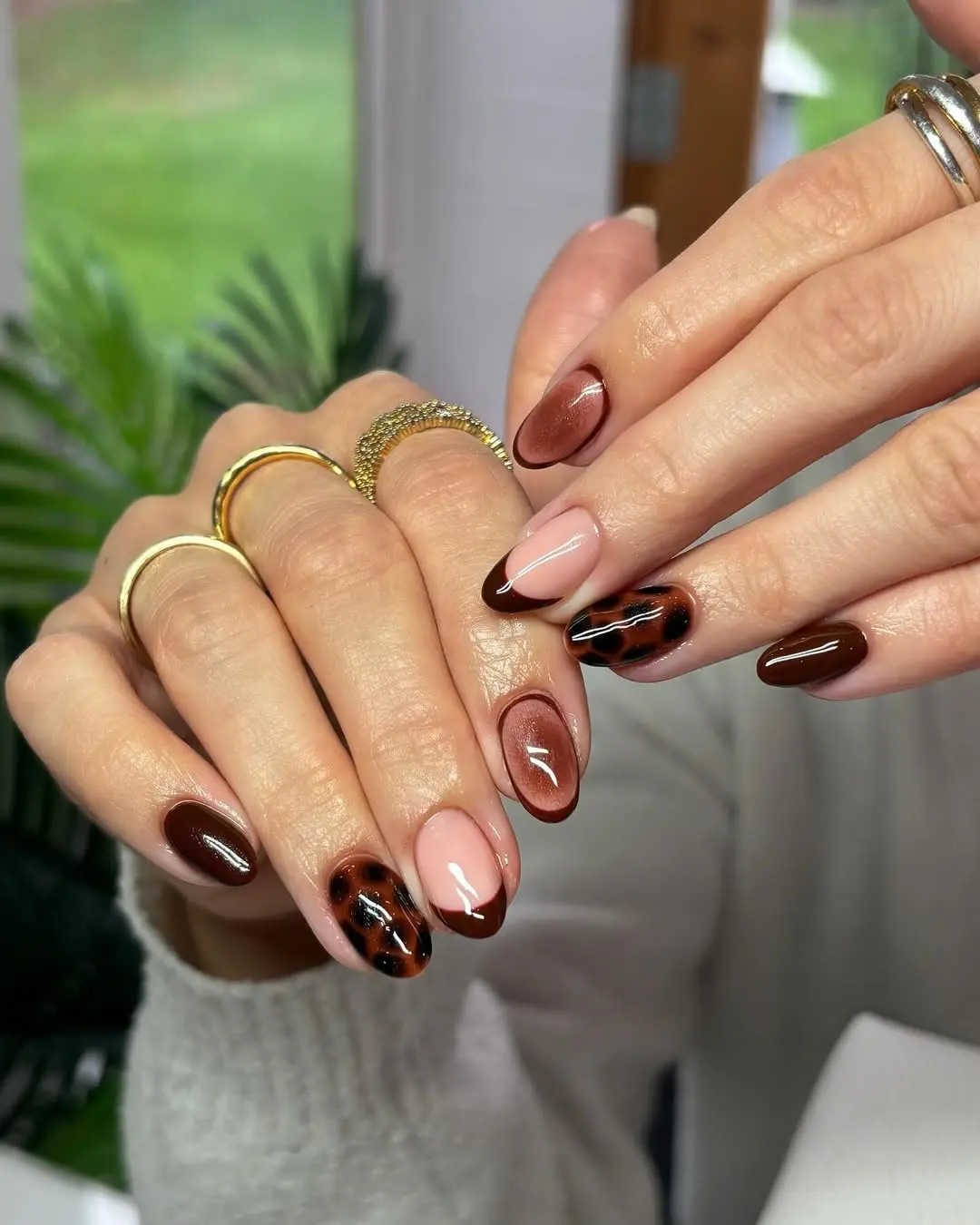 Stylish brown nails with unique patterns