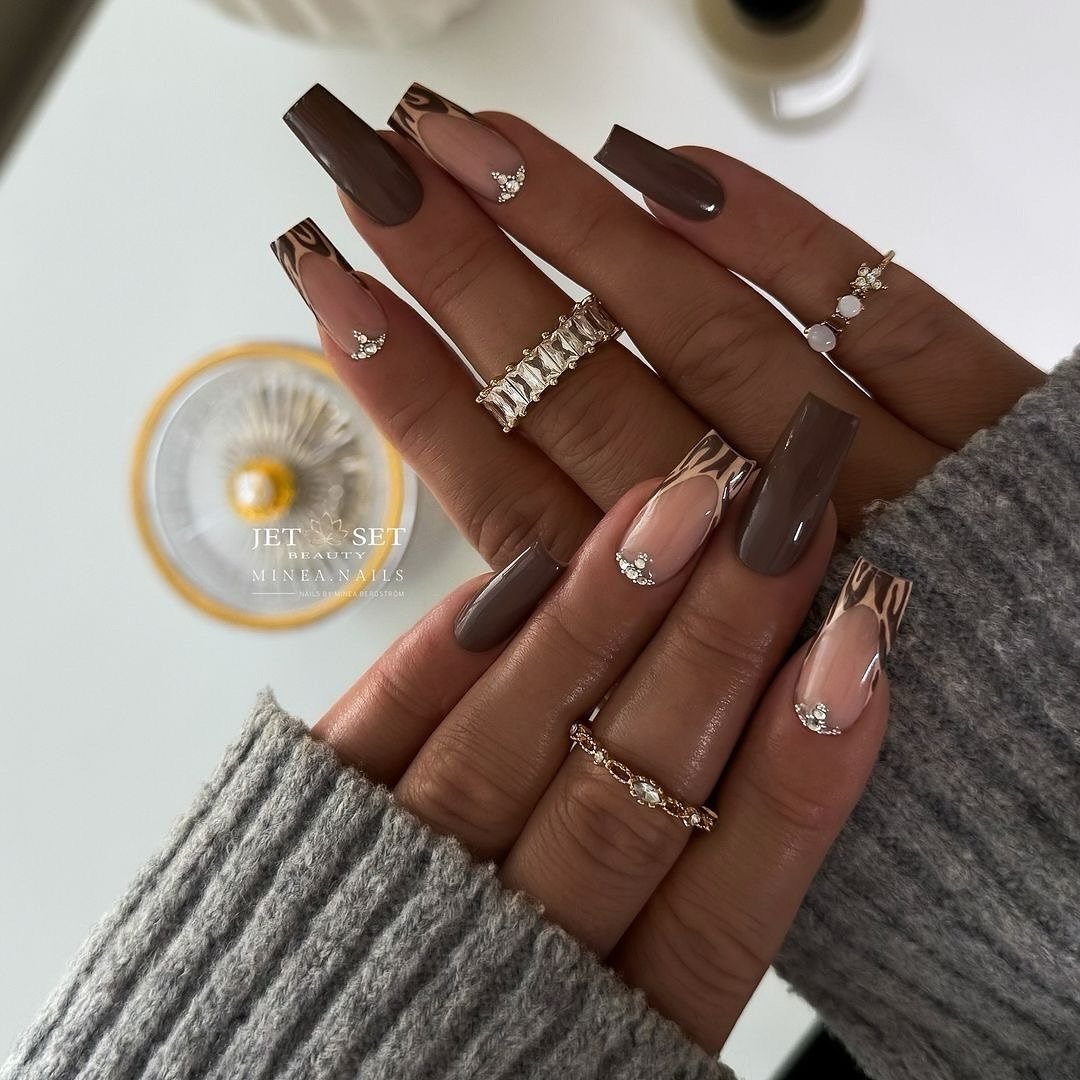 Elegant brown nails with golden tips
