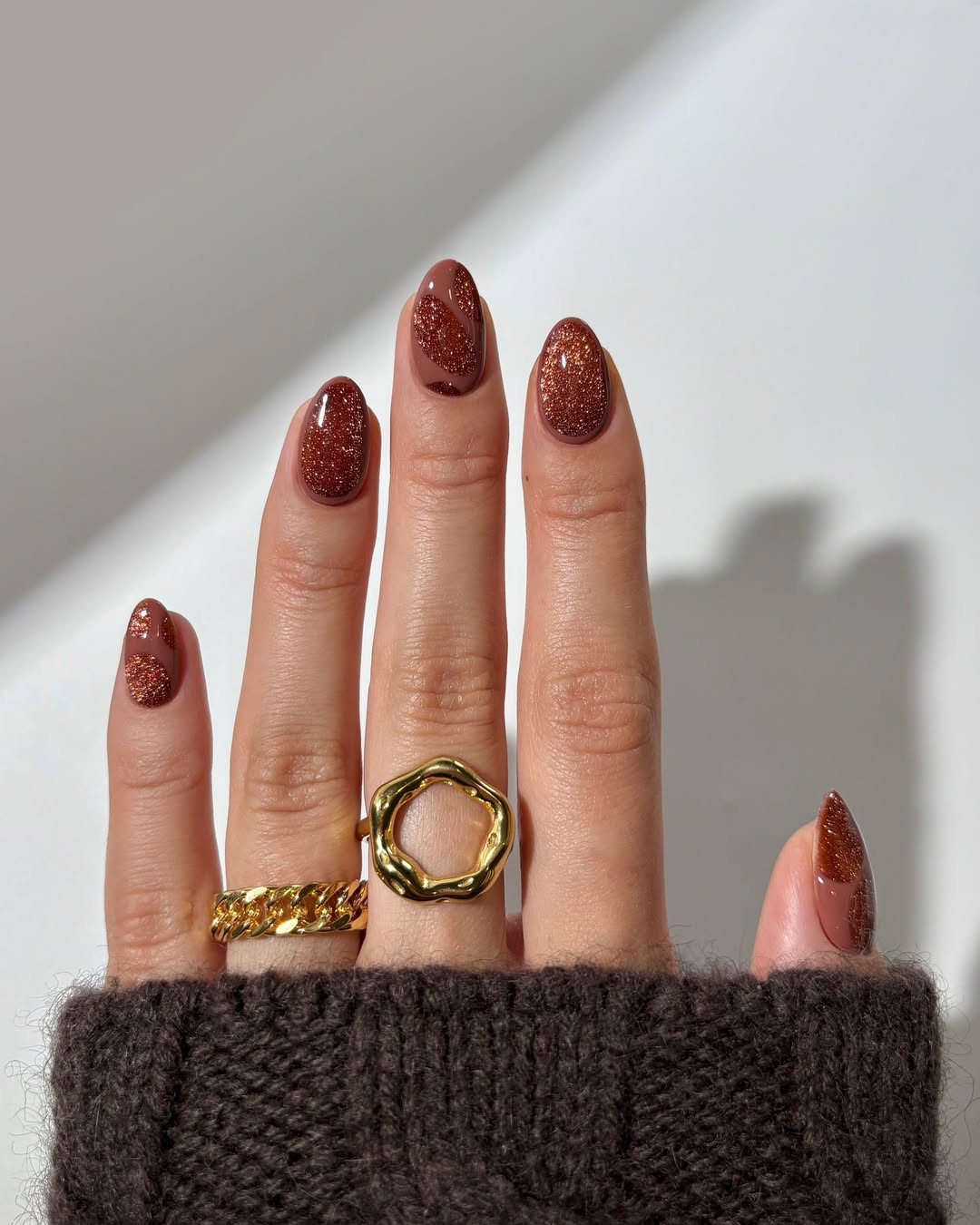 Shimmering brown nails for a chic look