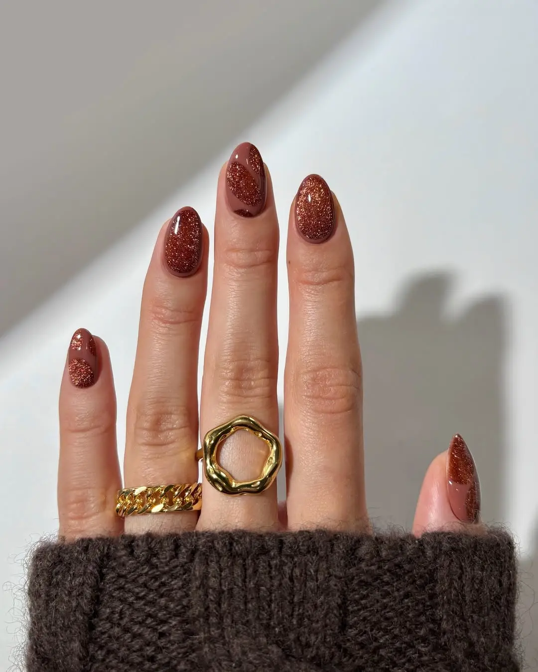 Shimmering brown nails for a chic look