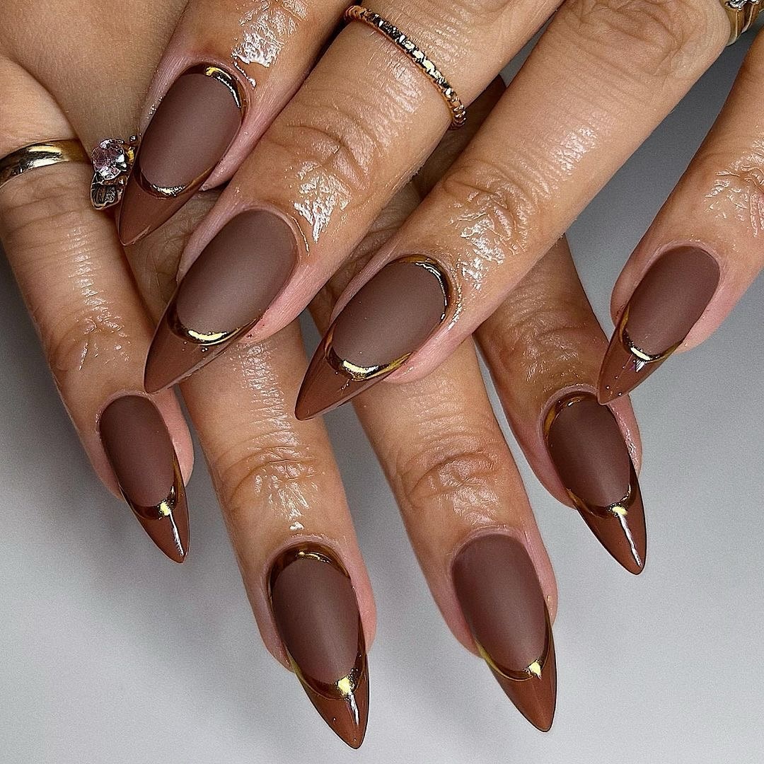 Elegant brown nails with gold accents