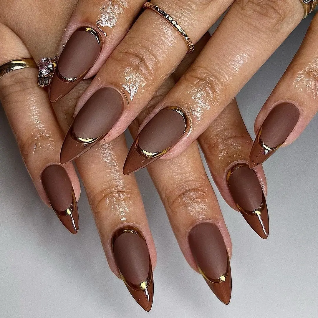 Elegant brown nails with gold accents