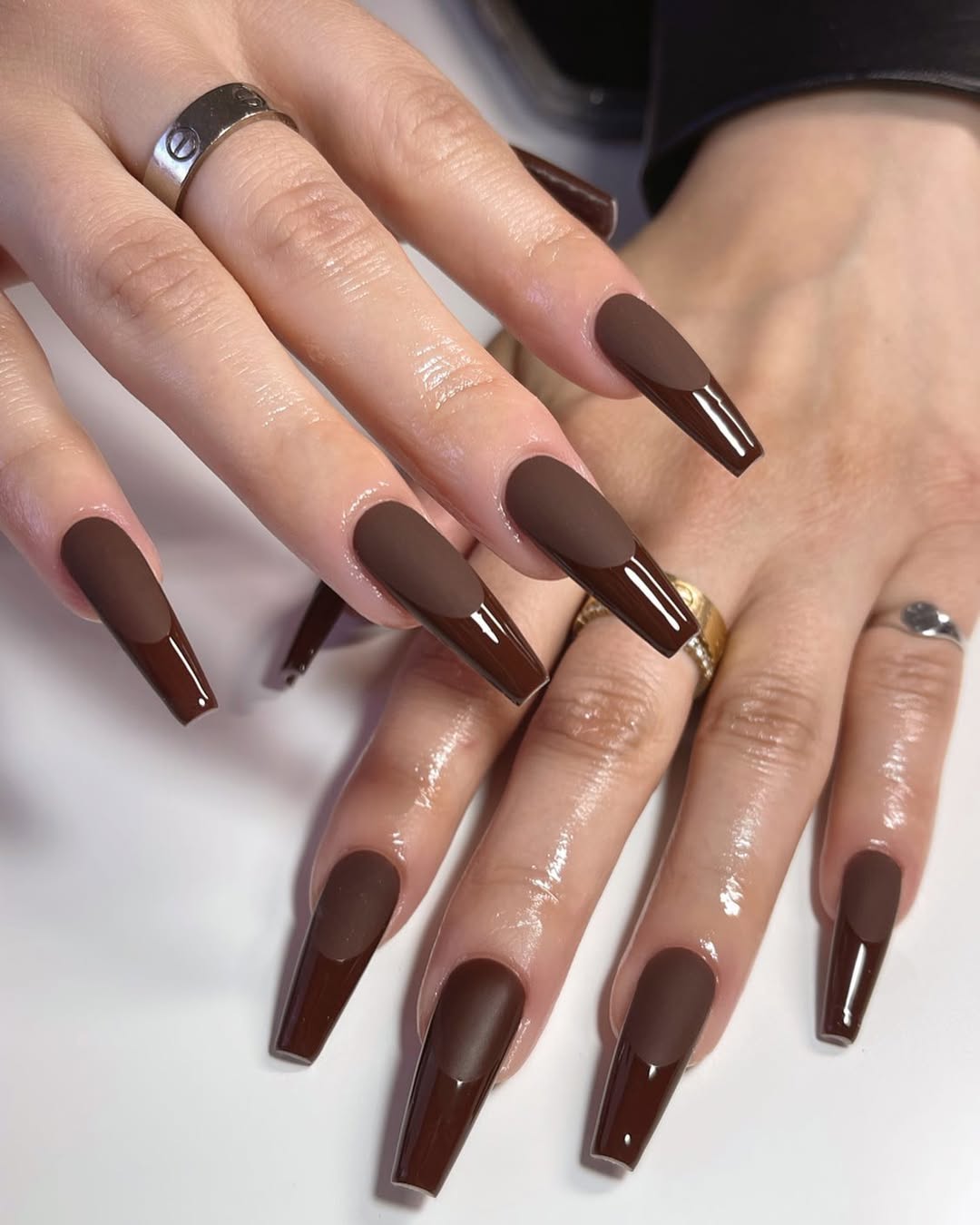 Elegant brown nails with a stylish finish