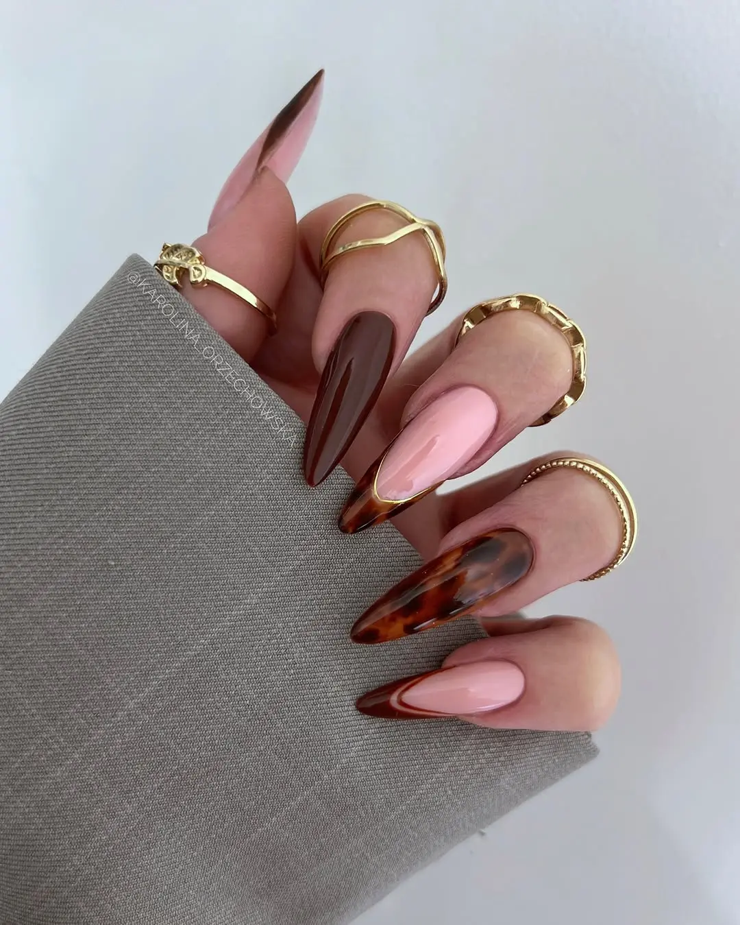 Chic brown and pink nail design inspiration