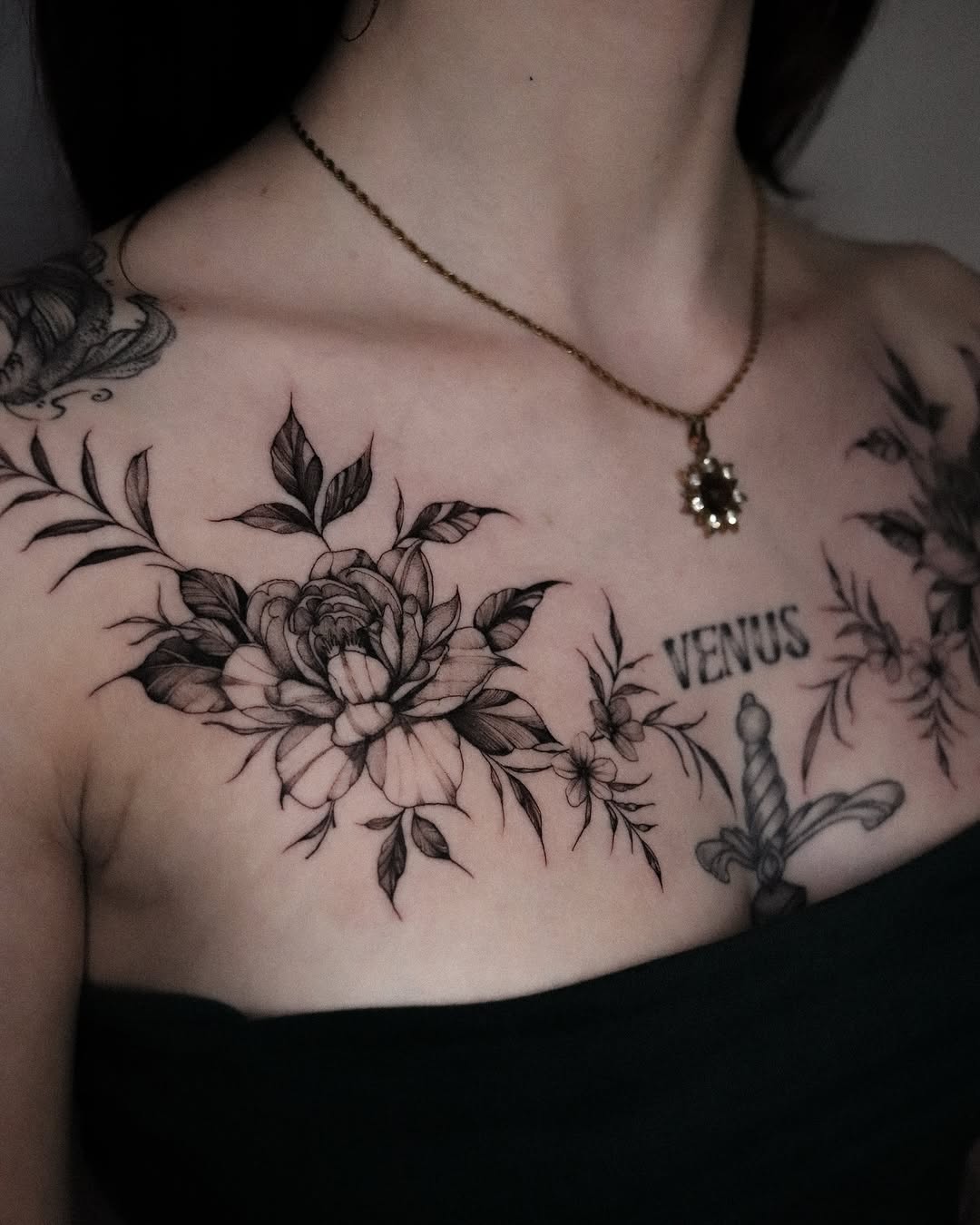 Elegant floral design with a Venus inscription