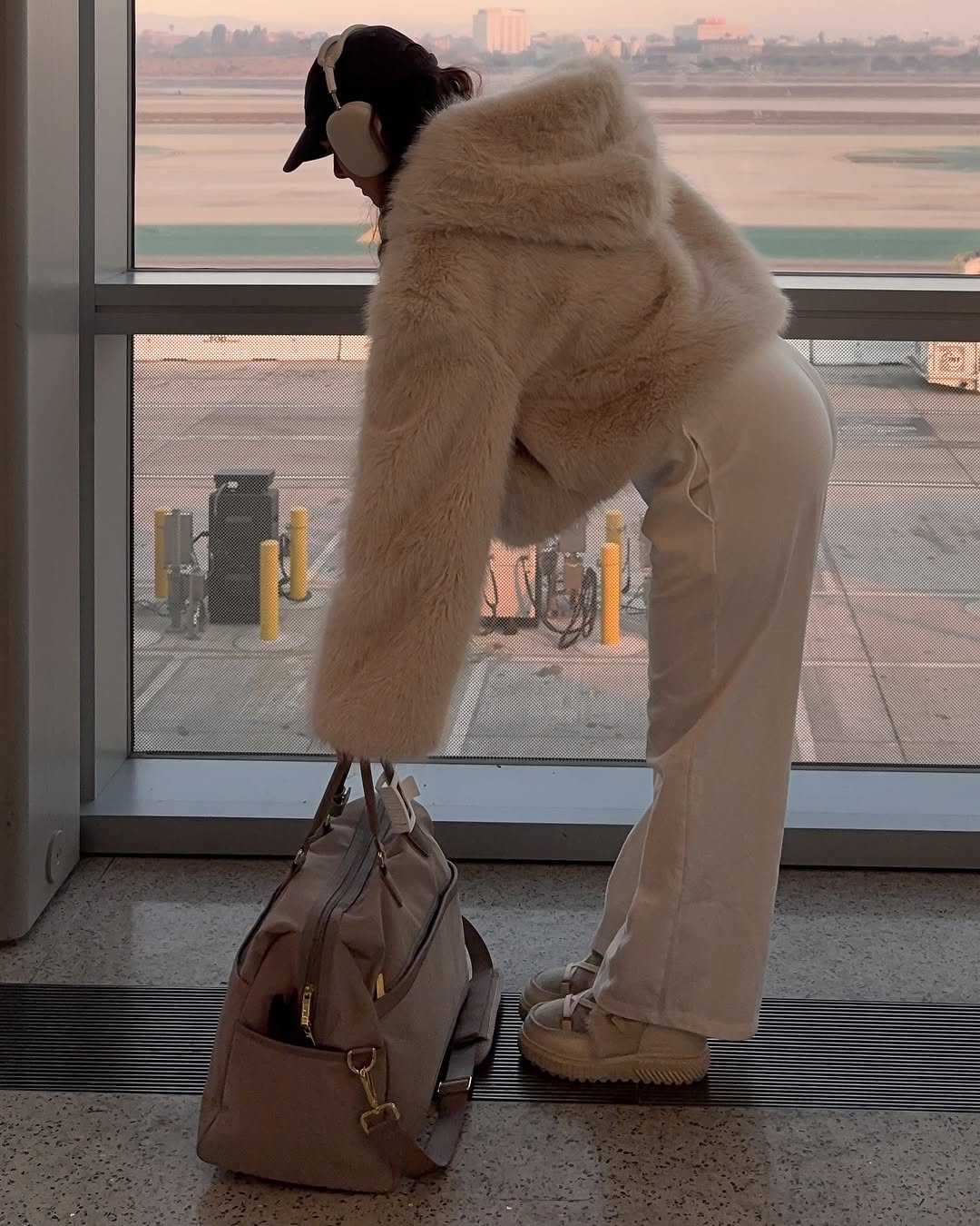 Chic and cozy travel outfit for airports