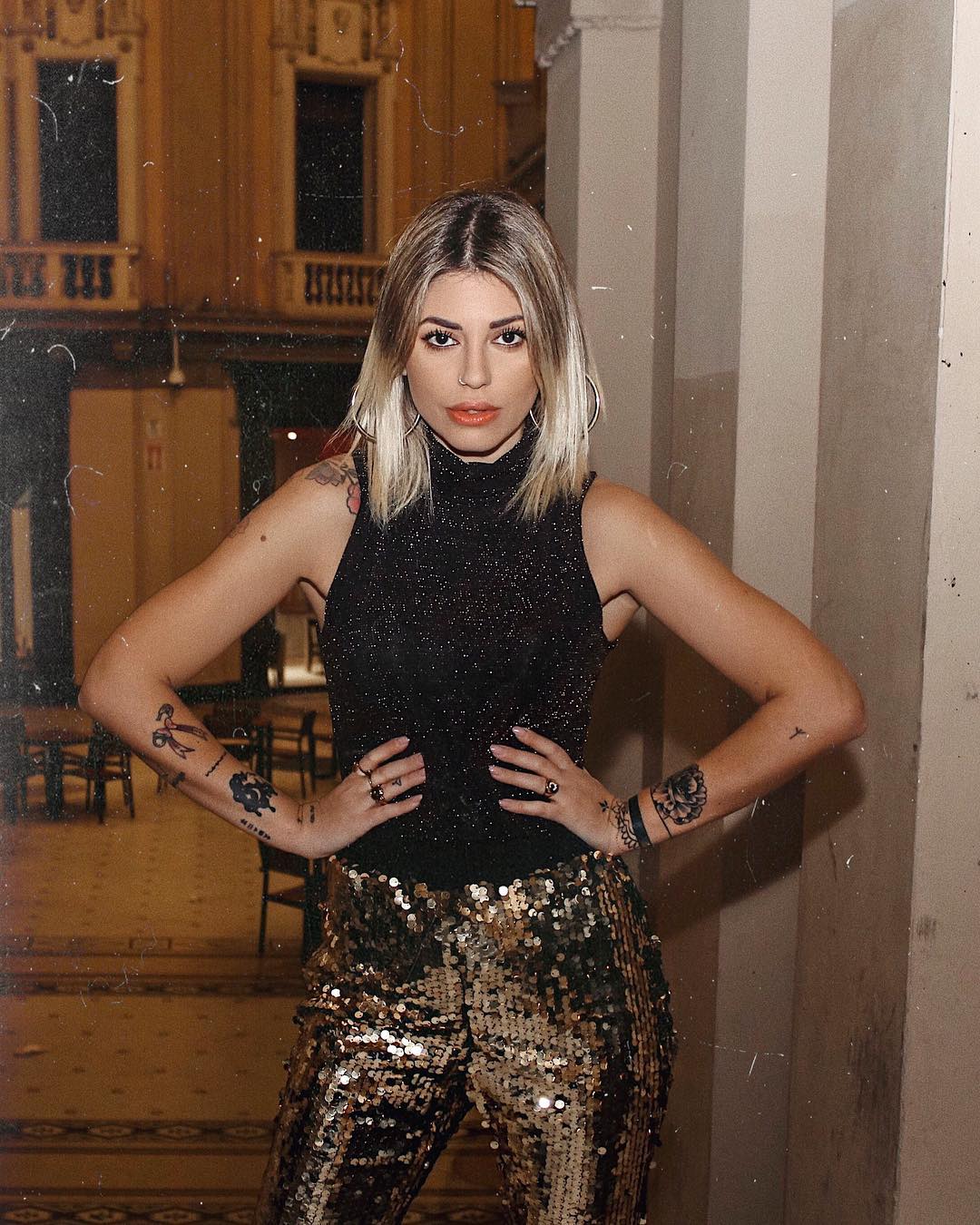 Sparkling disco look with chic simplicity