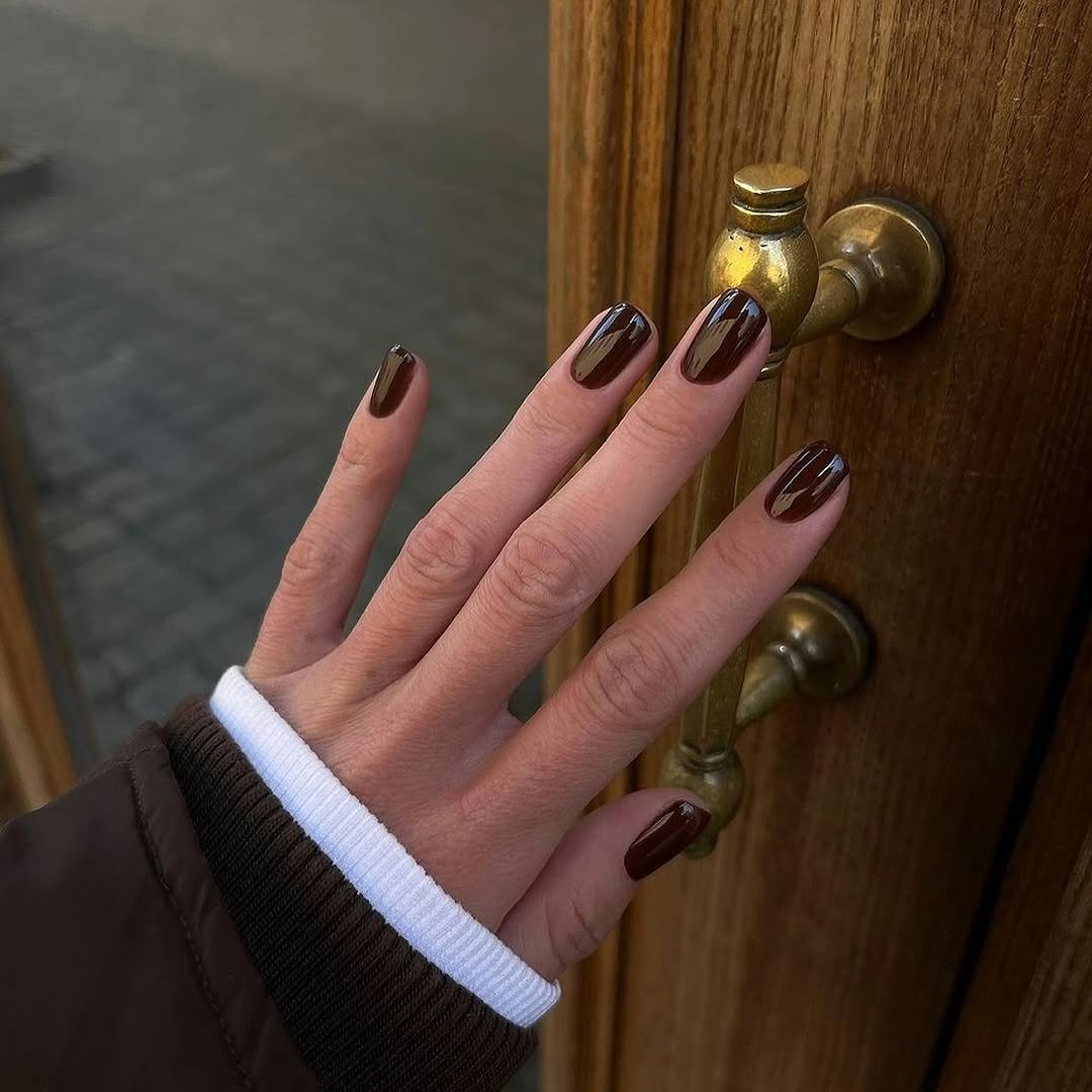 Sophisticated brown nails for any occasion