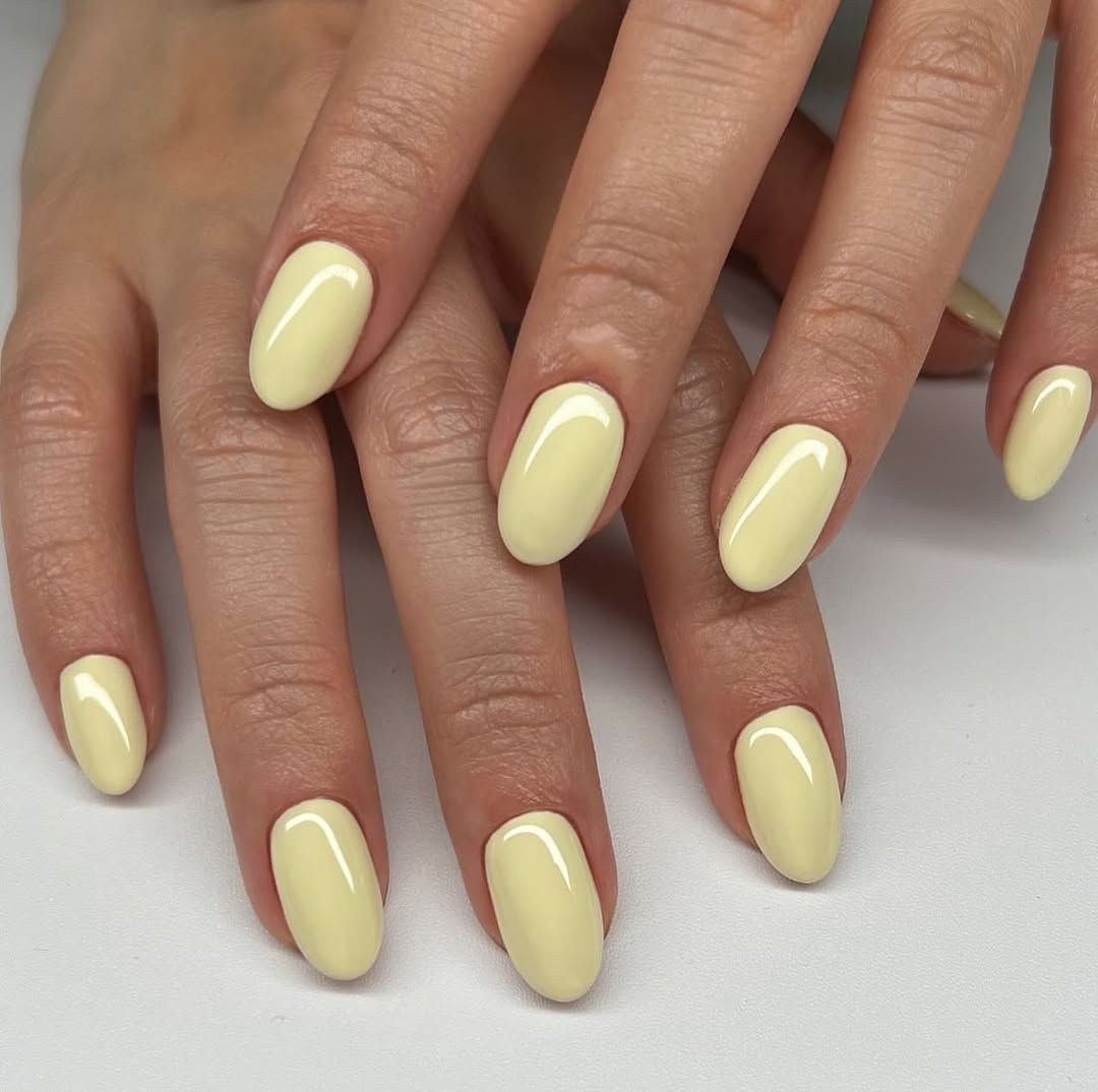 Bright yellow nails for a refreshing vibe
