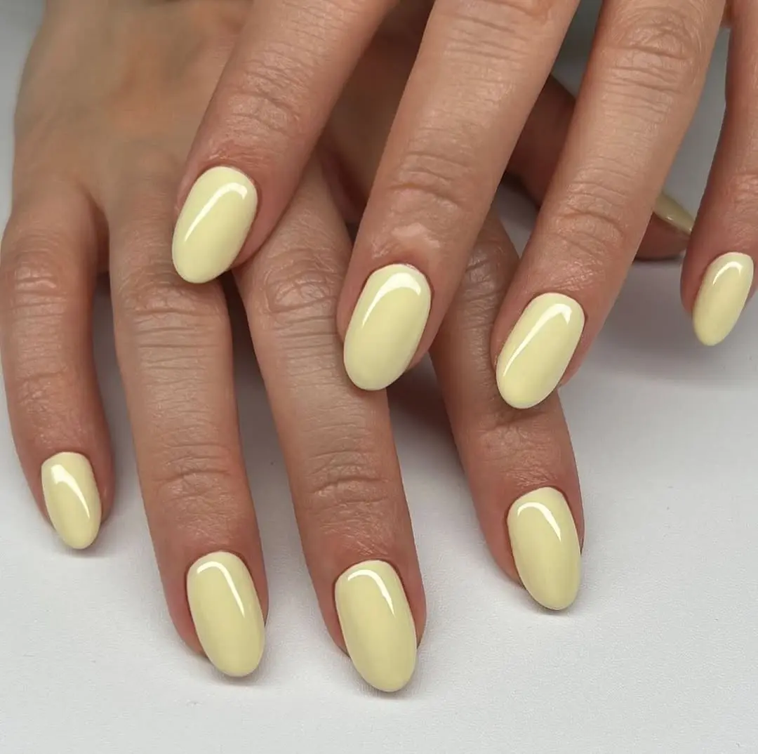Bright yellow nails for a refreshing vibe