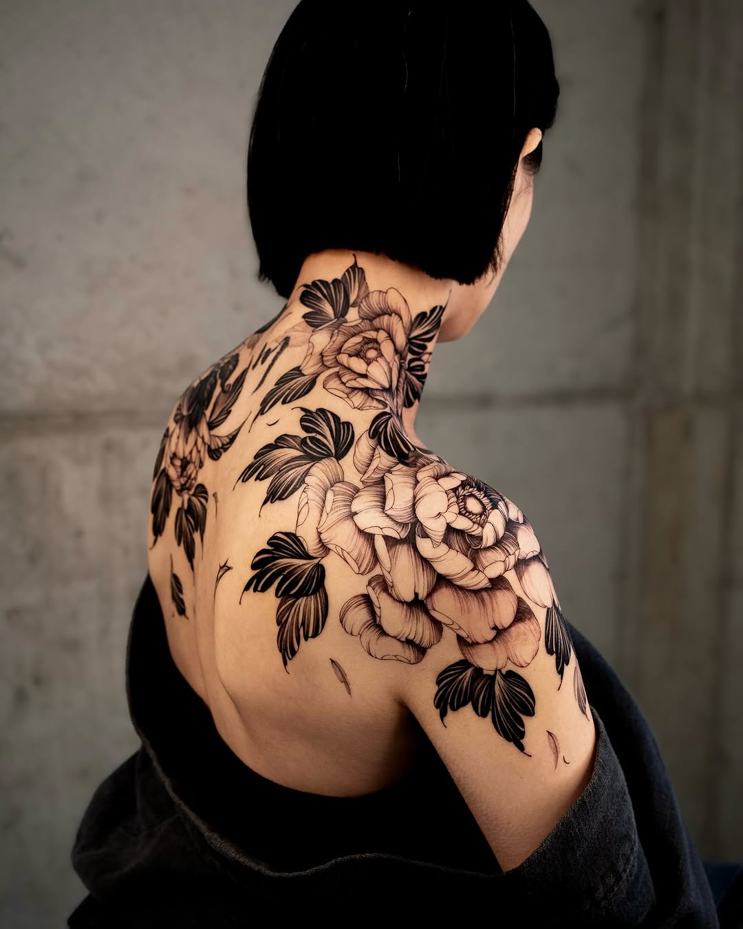 Stunning floral tattoo on the back and shoulder
