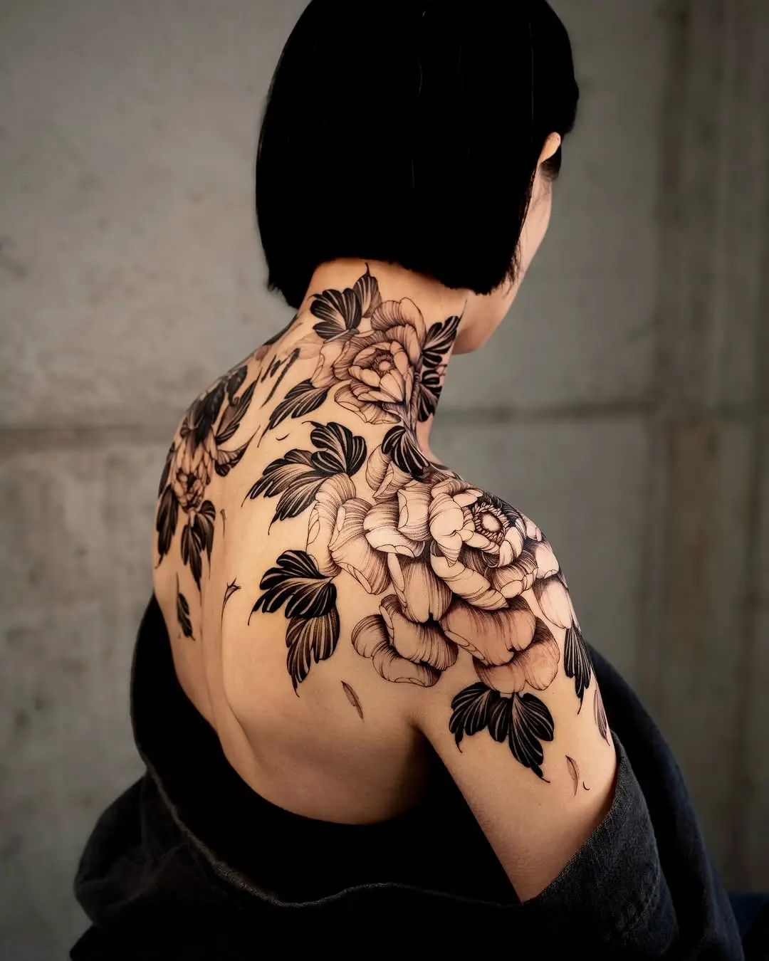 Stunning floral tattoo on the back and shoulder