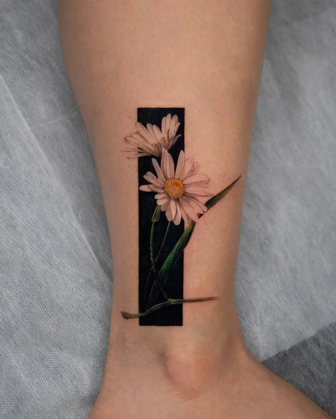 Stunning daisy tattoo with modern design