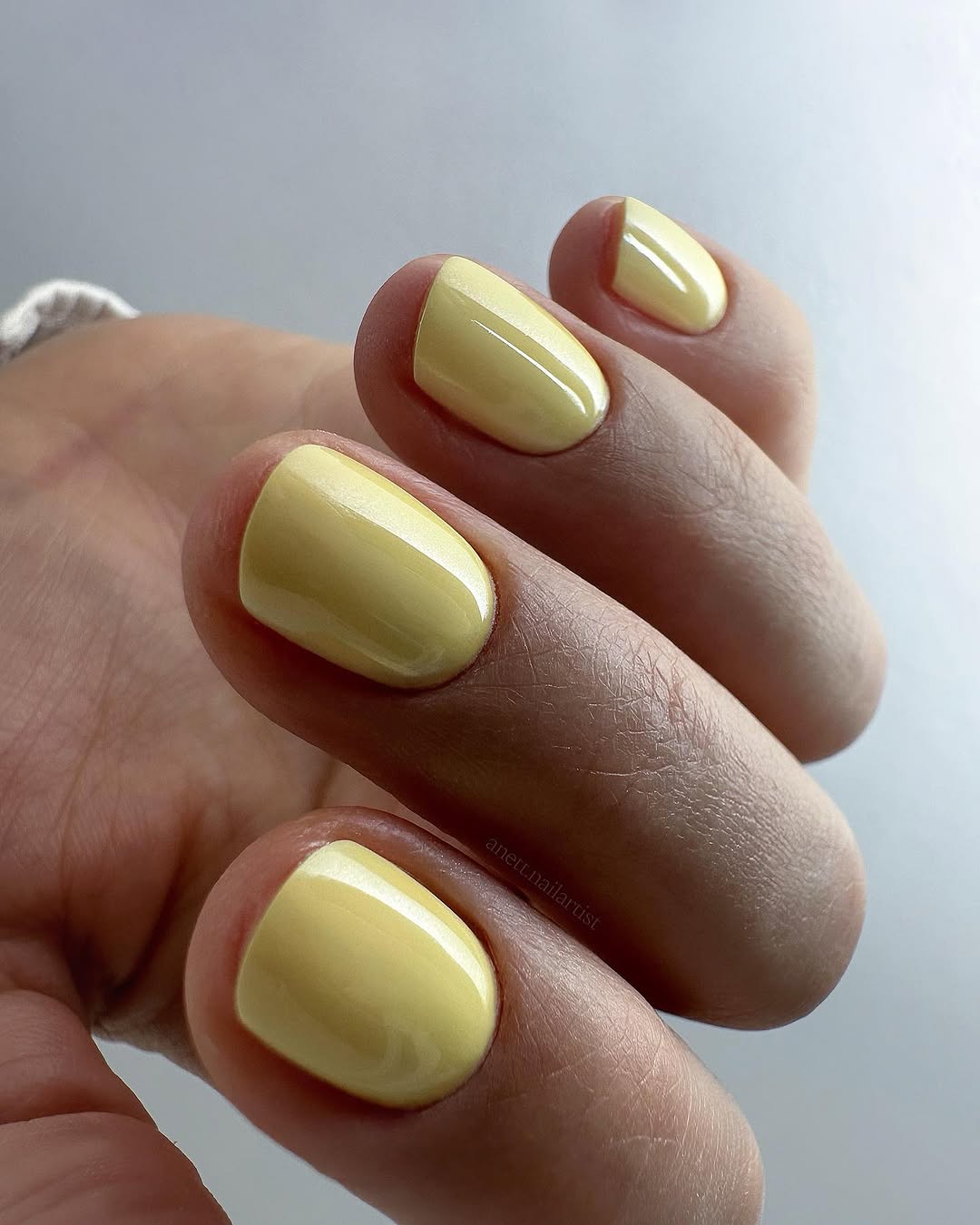 Chic yellow nails shining in the light