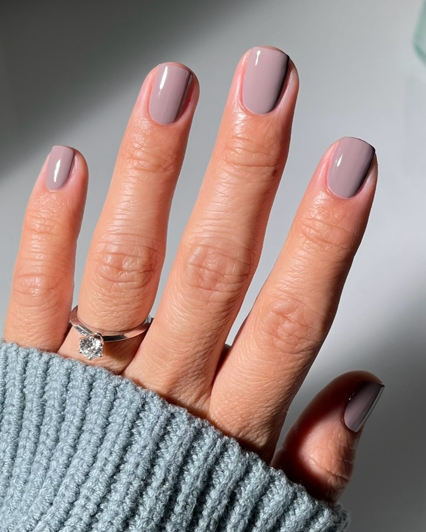 Chic grey nails for a modern look
