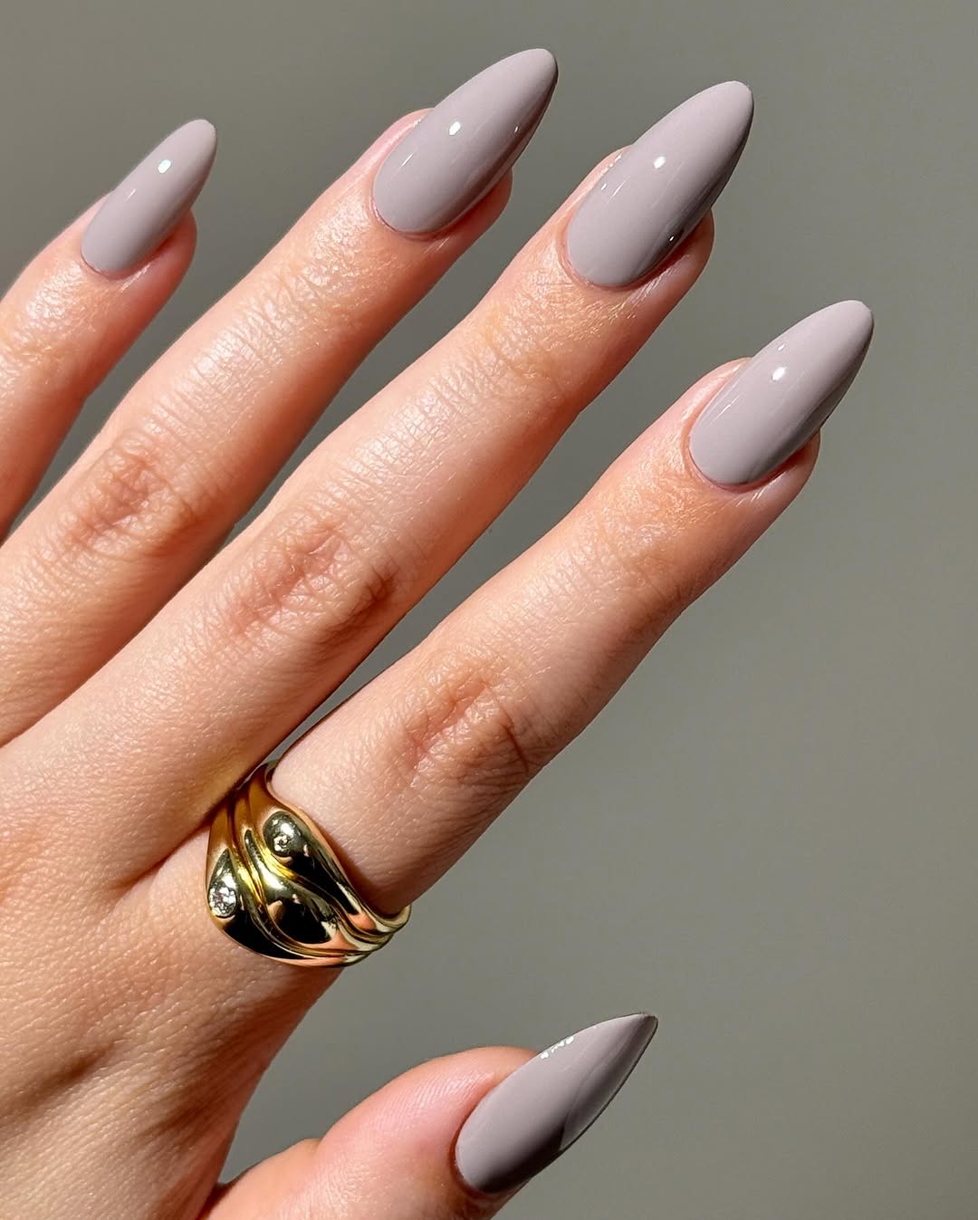 Chic grey stiletto nails with shine and elegance