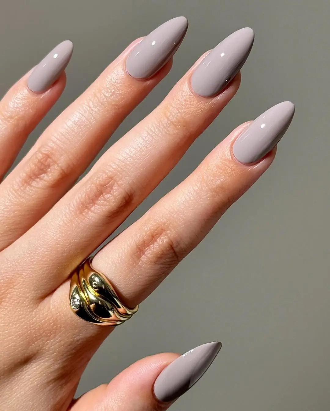 Chic grey stiletto nails with shine and elegance