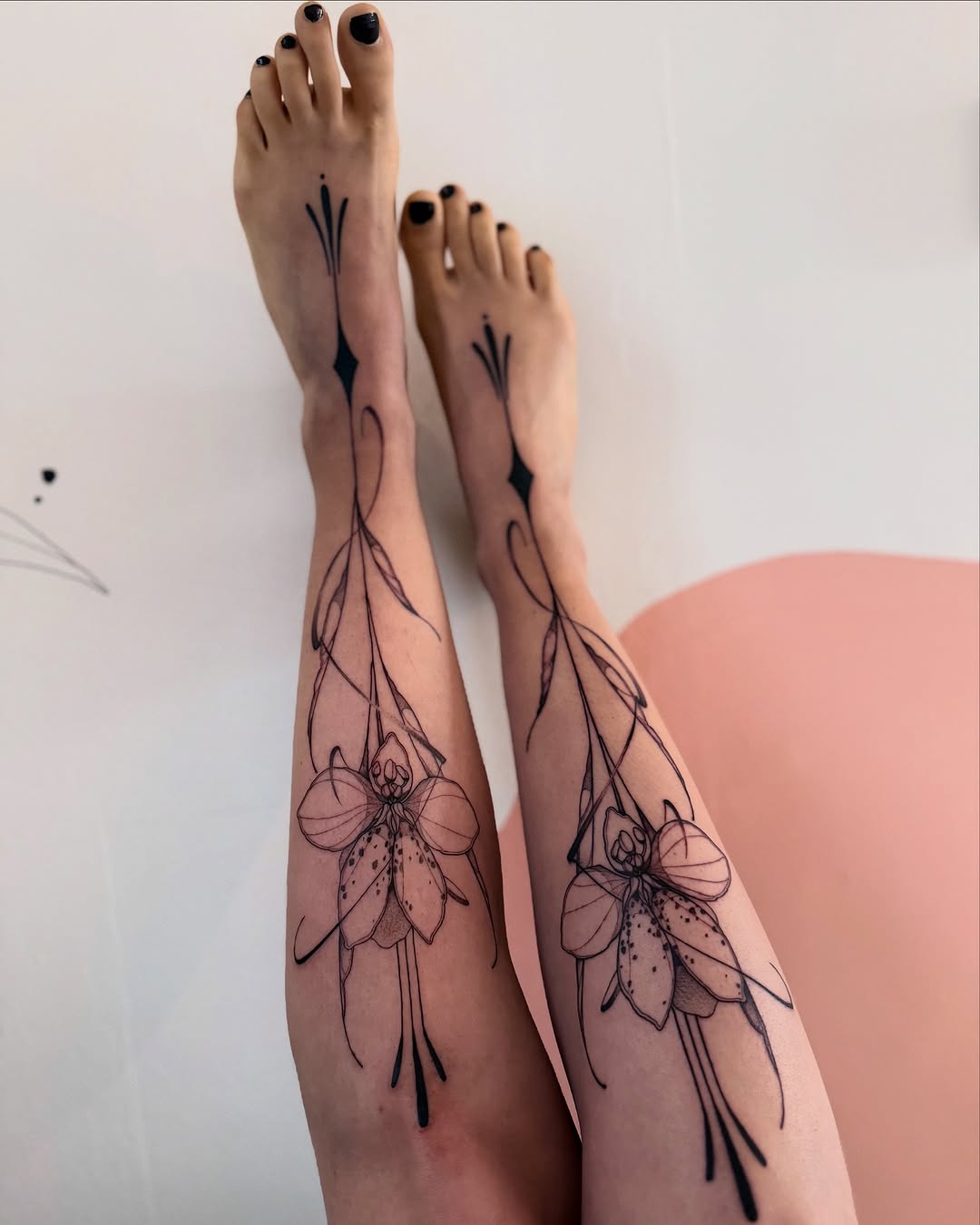 Elegant Floral Tattoos for Stylish Legs