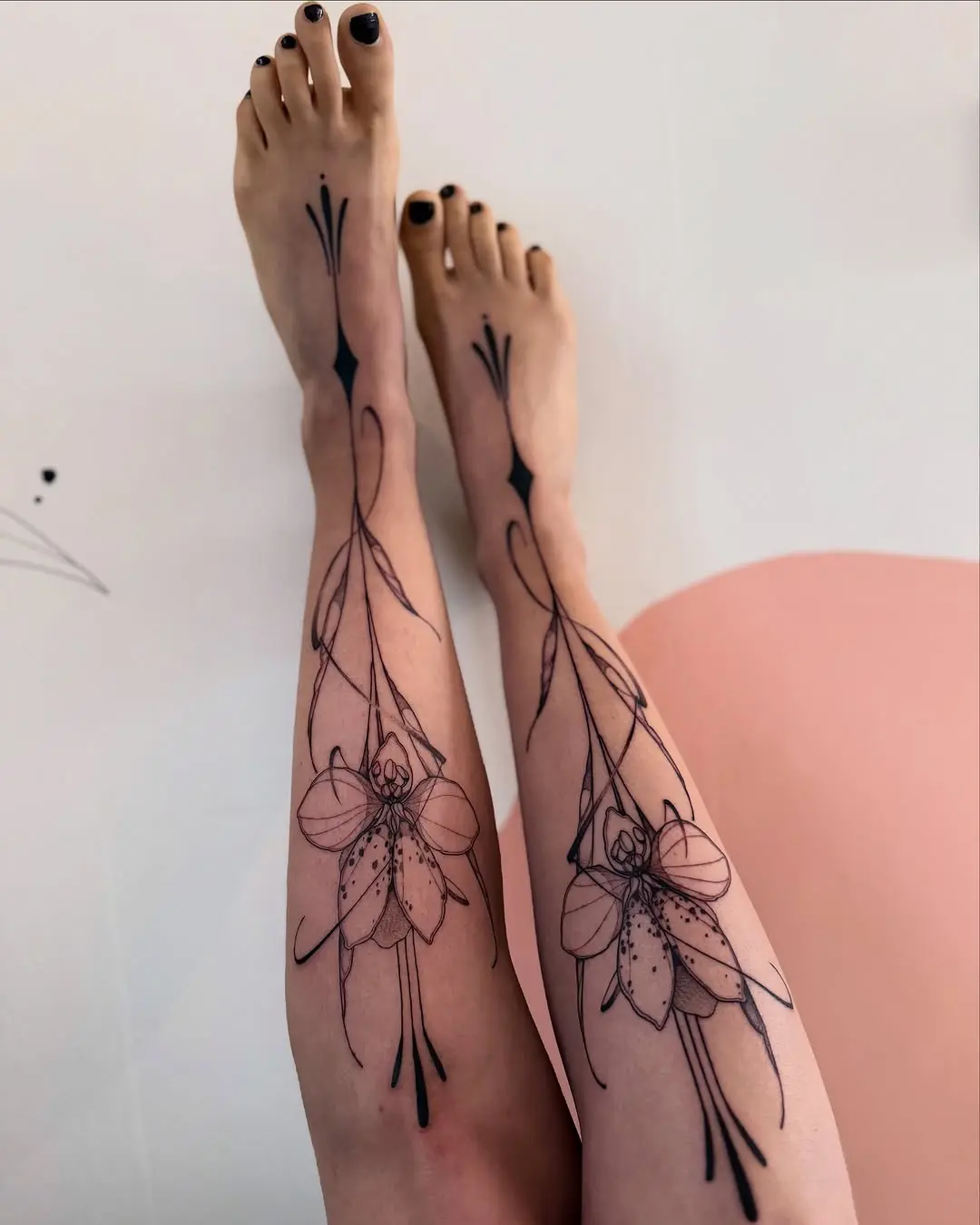 Elegant Floral Tattoos for Stylish Legs