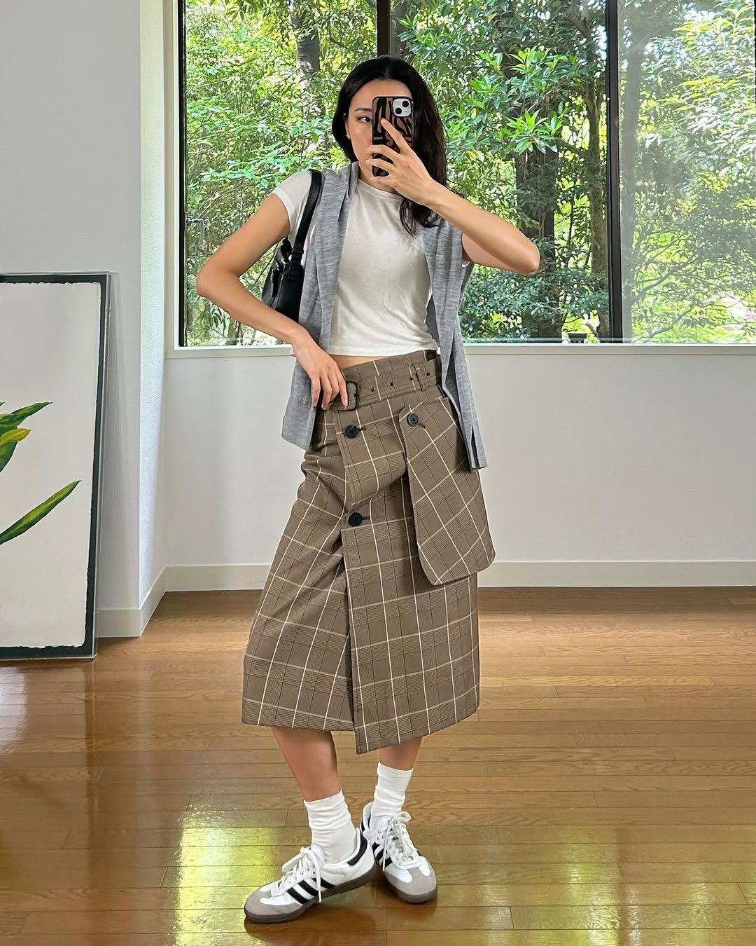Chic Midi Skirt Ensemble with Casual Vibes