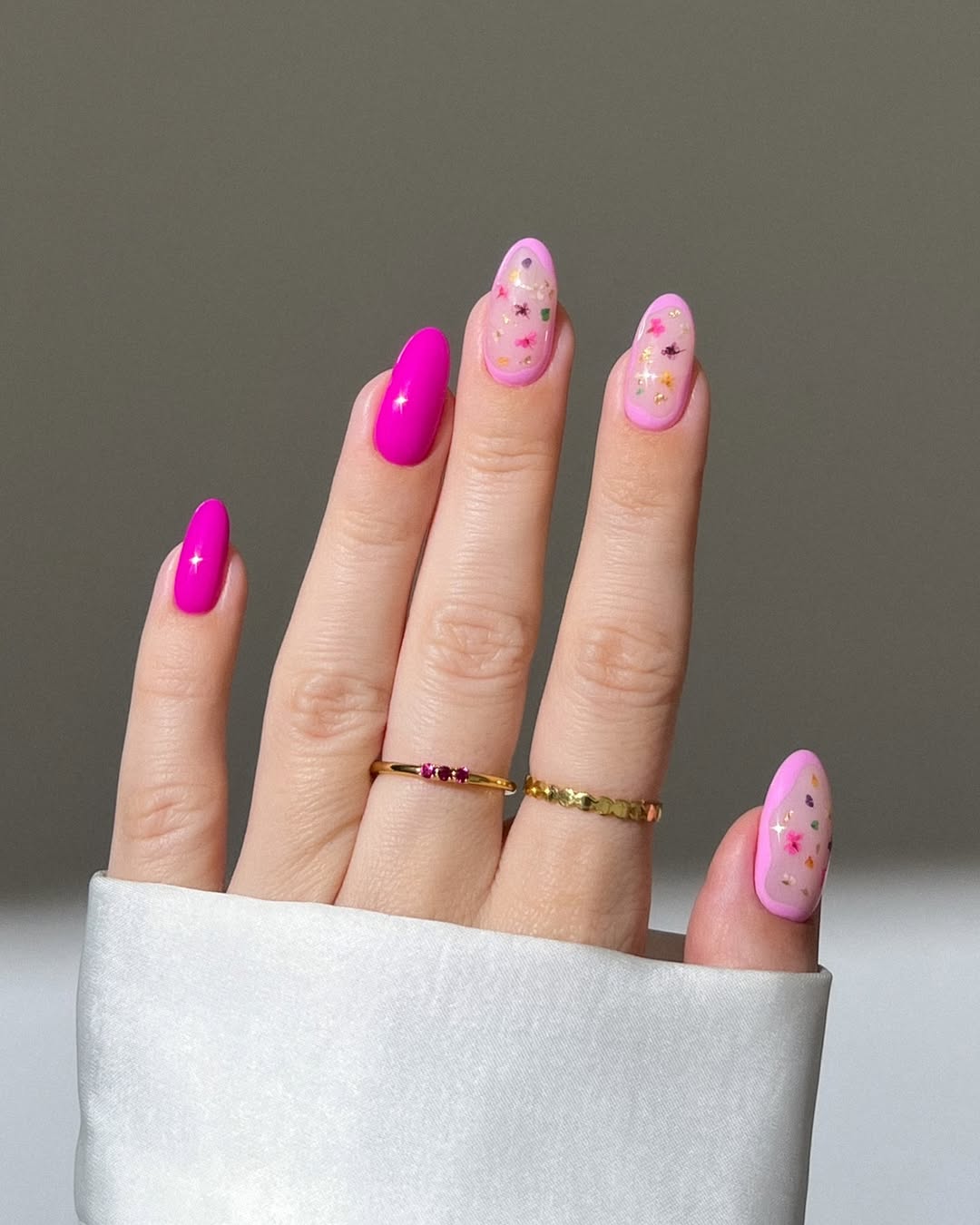 Chic pink nails with sparkling star designs