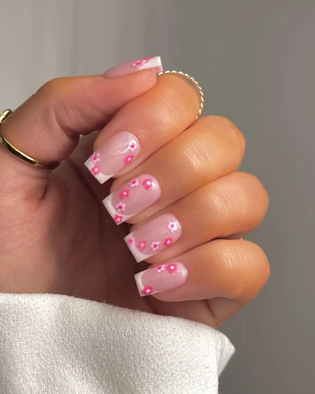 Chic pink floral nail design for spring