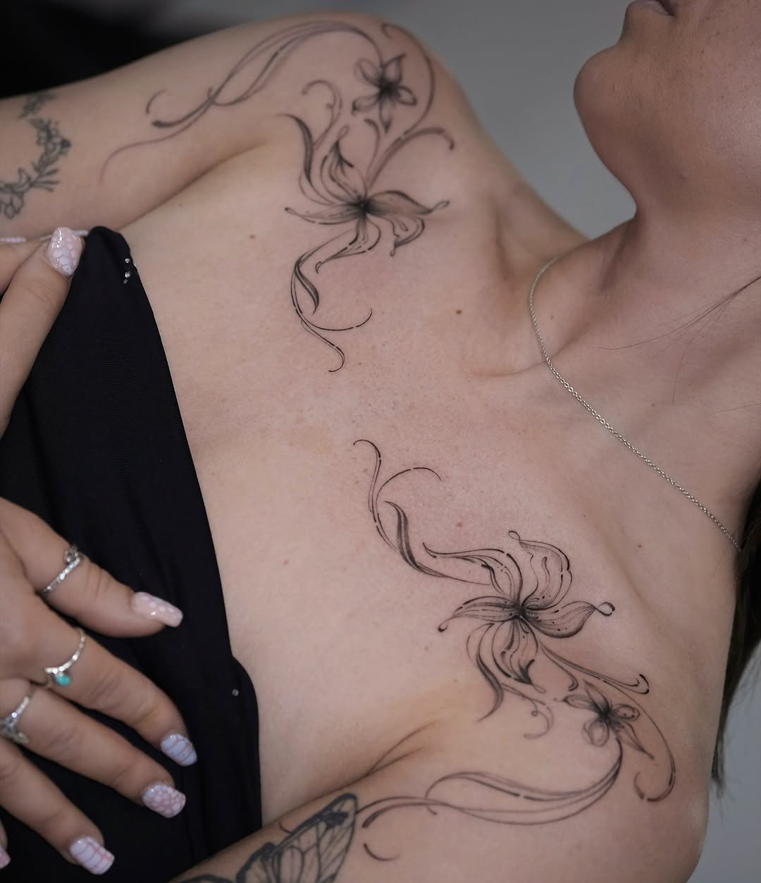 Elegant floral shoulder tattoos for a refined look