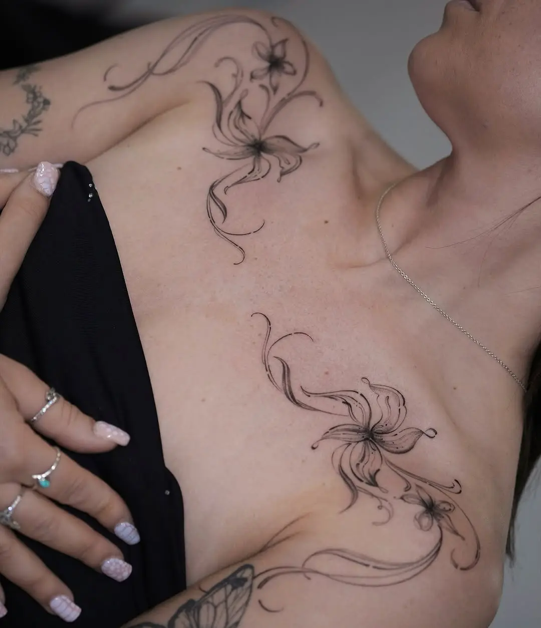 Elegant floral shoulder tattoos for a refined look