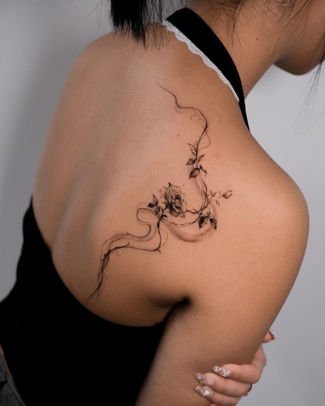 Elegant floral shoulder tattoo design inspiration