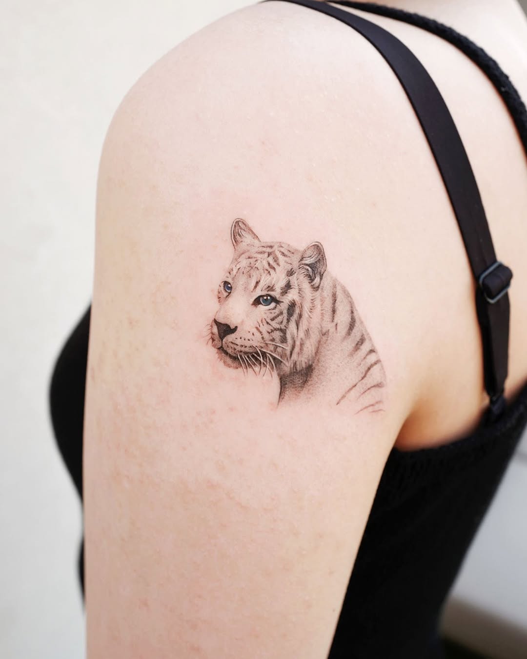 Stunning realistic tiger shoulder tattoo design