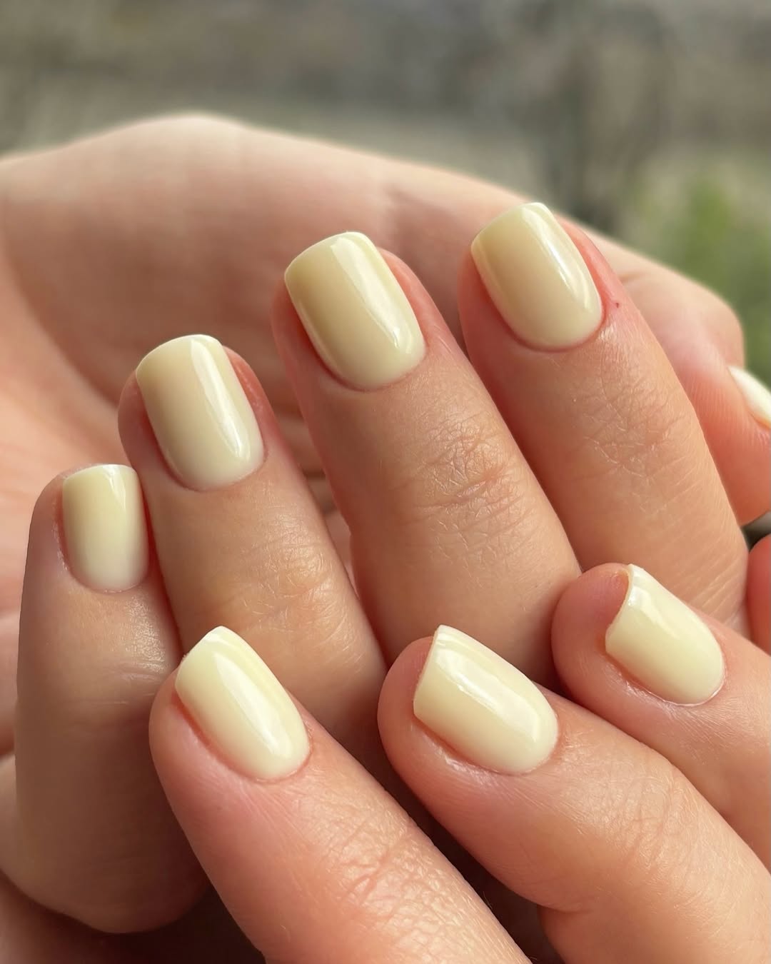 Charming soft yellow nail polish for a fresh look