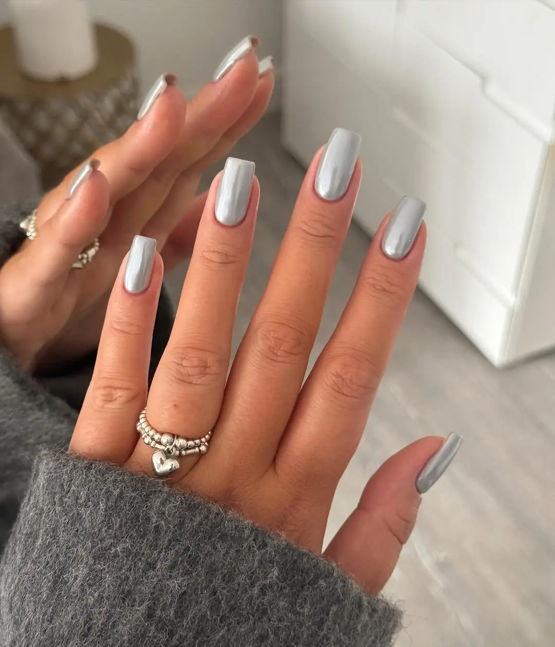 Elegant grey nails with eye-catching shine