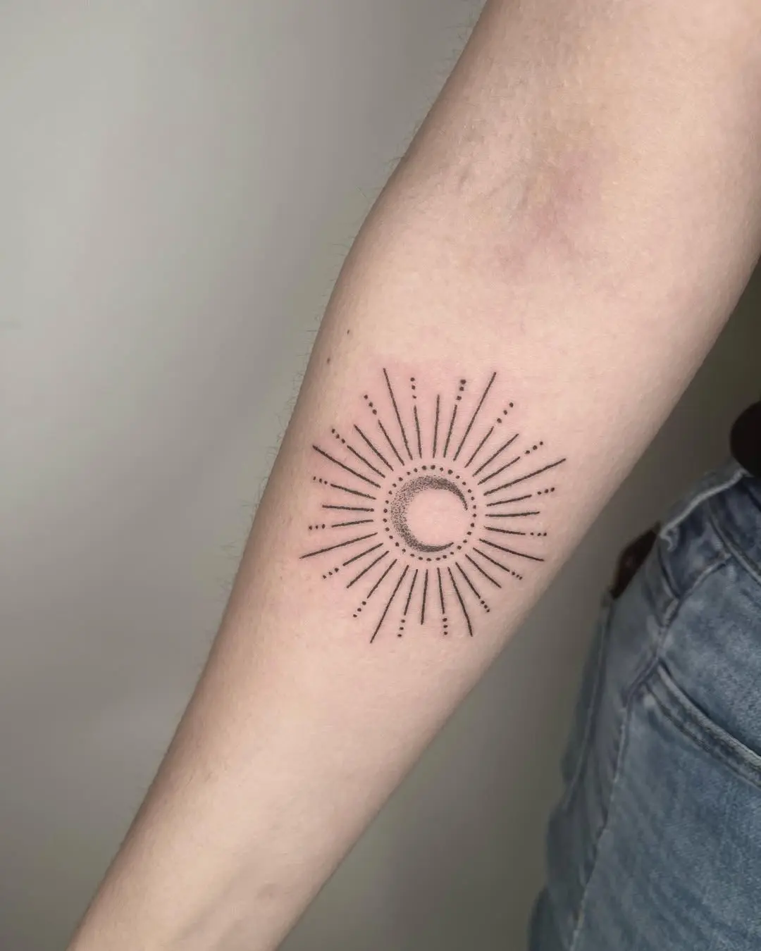 Radiant Sun with Intricate Rays Design