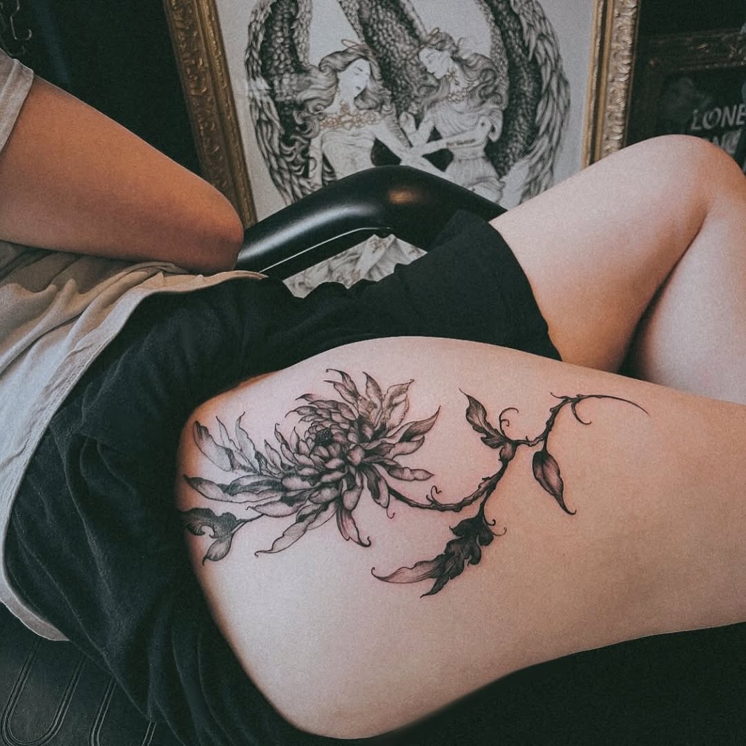 Elegant floral thigh tattoo design for inspiration