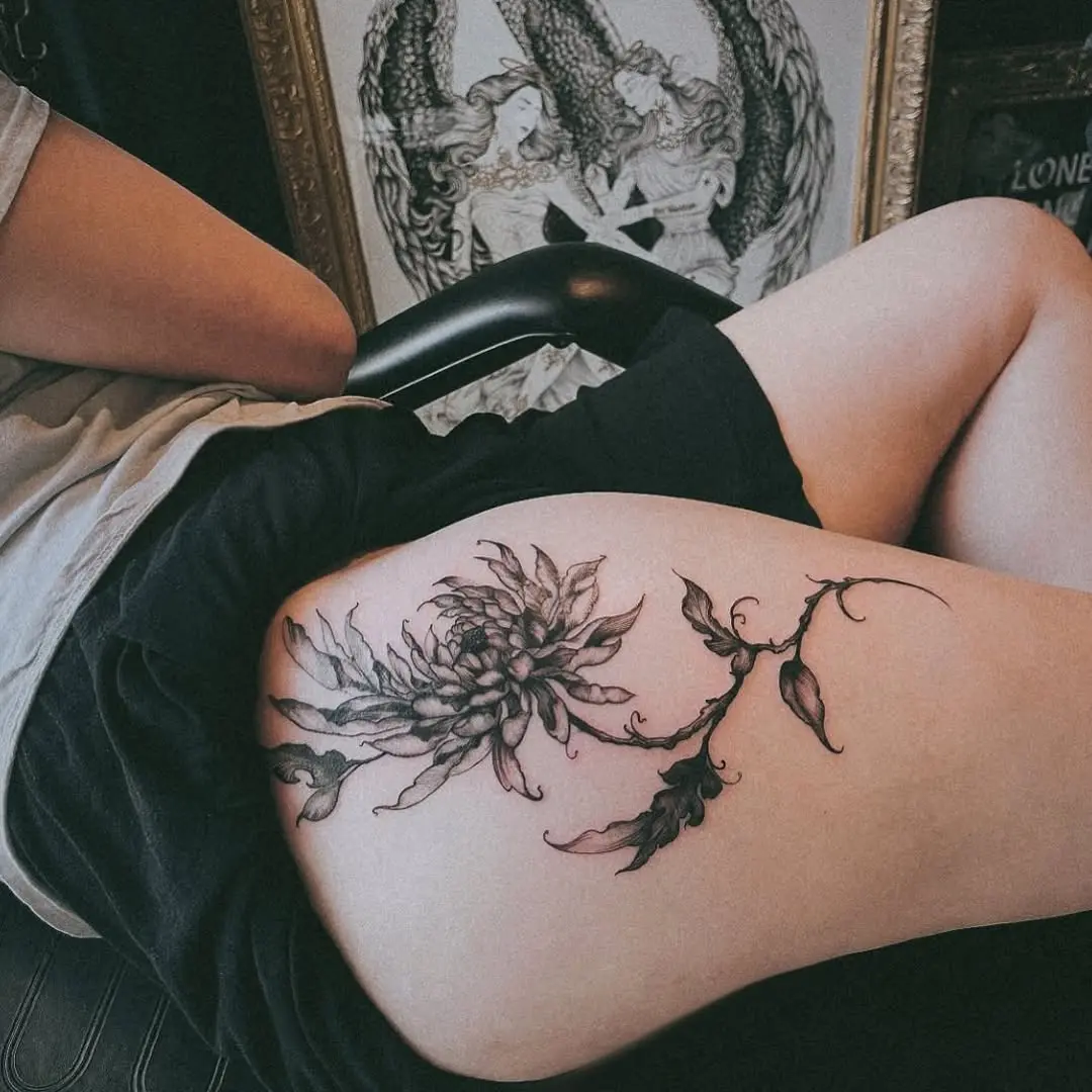 Elegant floral thigh tattoo design for inspiration