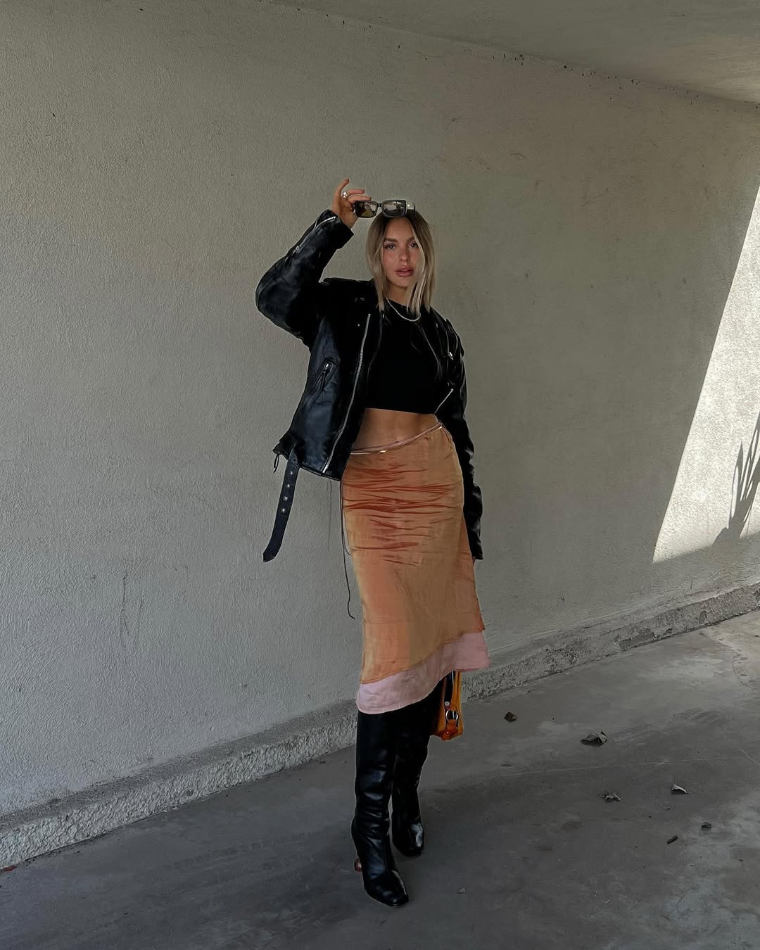 Chic Midi Skirt Look for Modern Styles