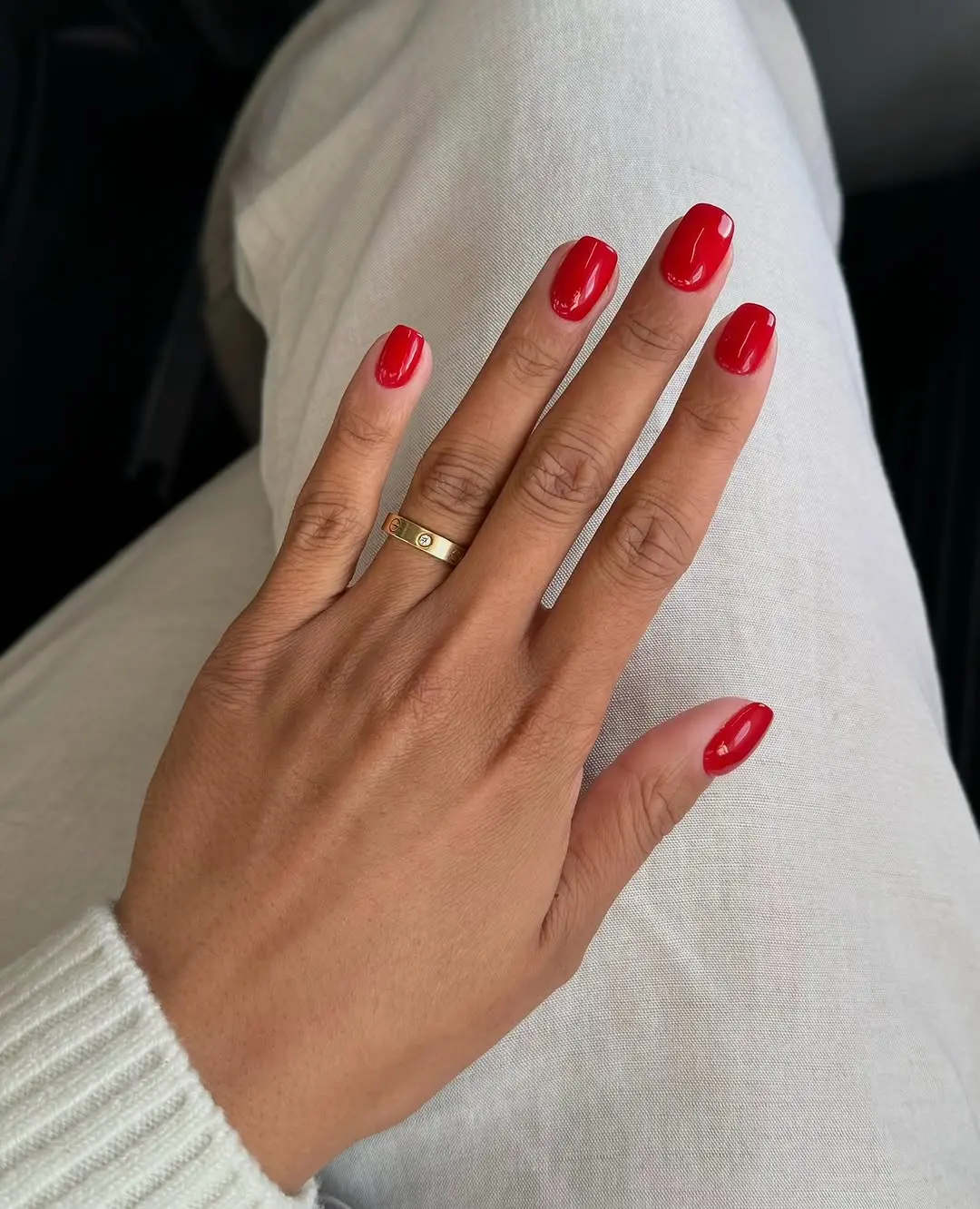Elegant red nails for a chic look