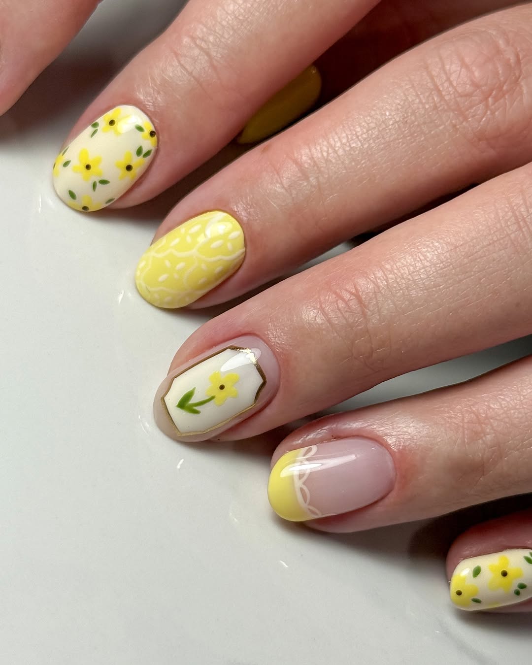 Charming yellow floral nail designs for spring