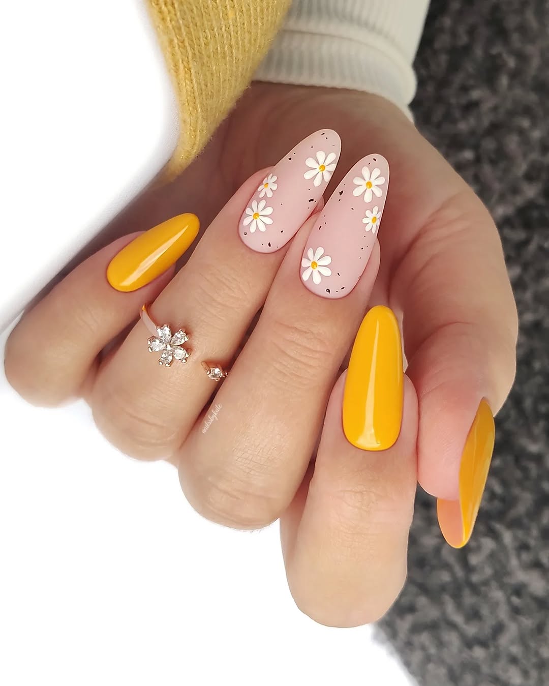 Charming yellow and daisy nail art design