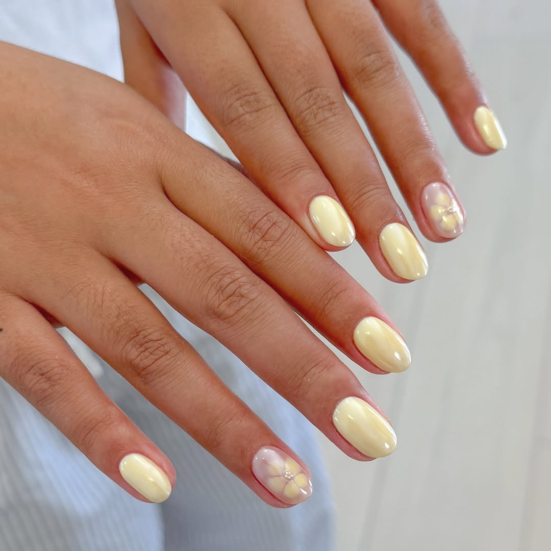 Charming yellow nails with delicate floral accents