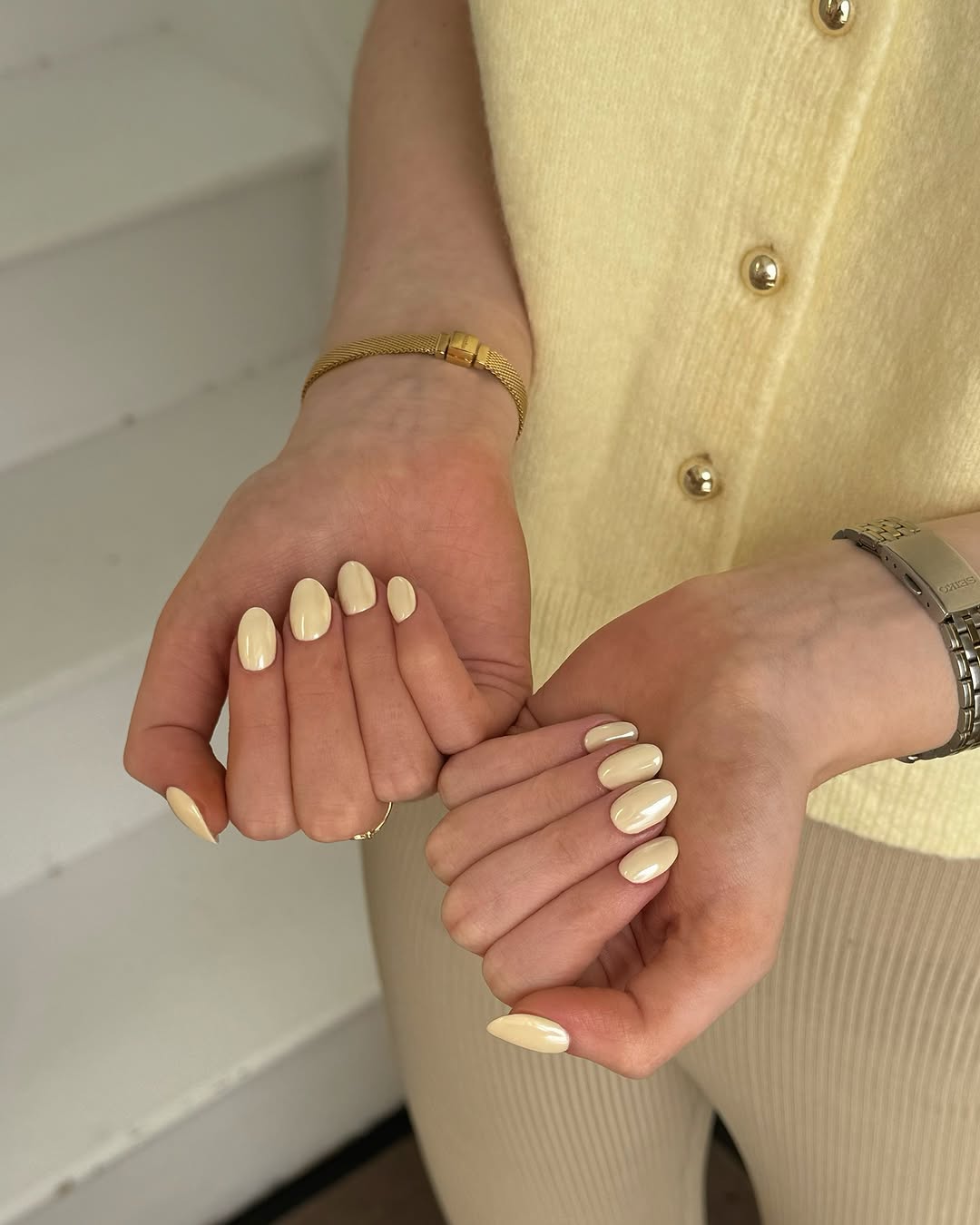 Elegant yellow nails with a chic twist