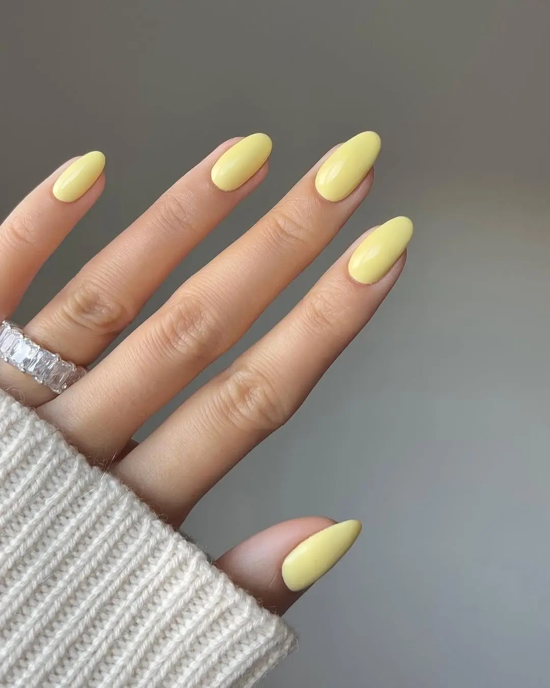 Trendy yellow nails for a fresh look