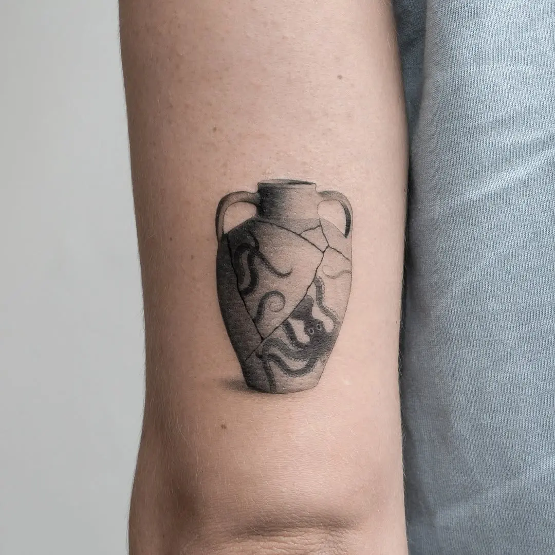 Elegant Kintsugi Vase Design on Skin