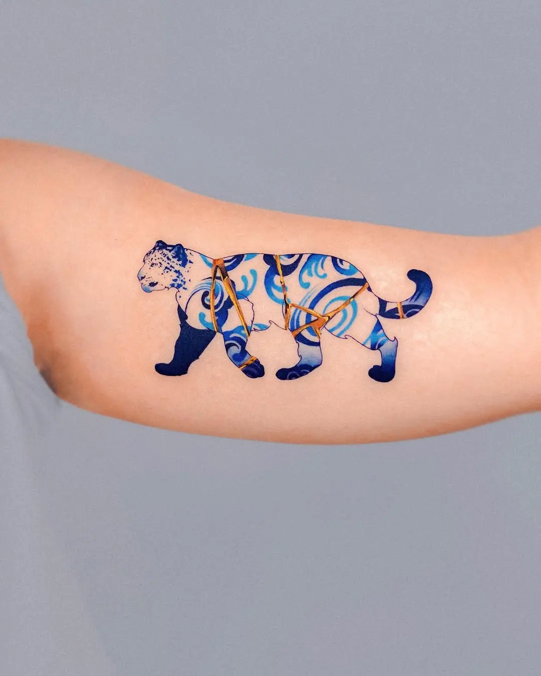 Elegant kintsugi tattoo featuring a cat design