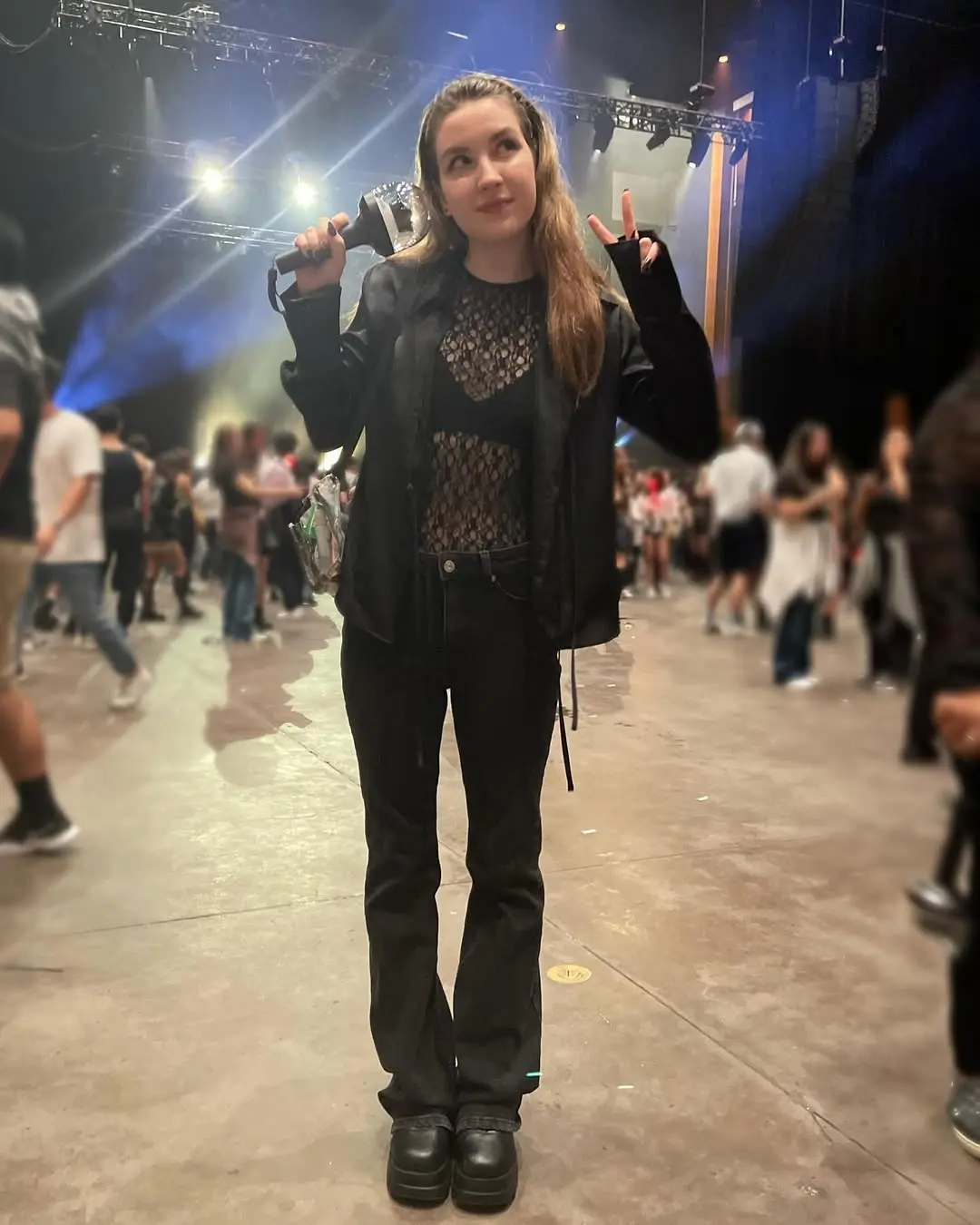 Trendy black outfit for a K-pop concert